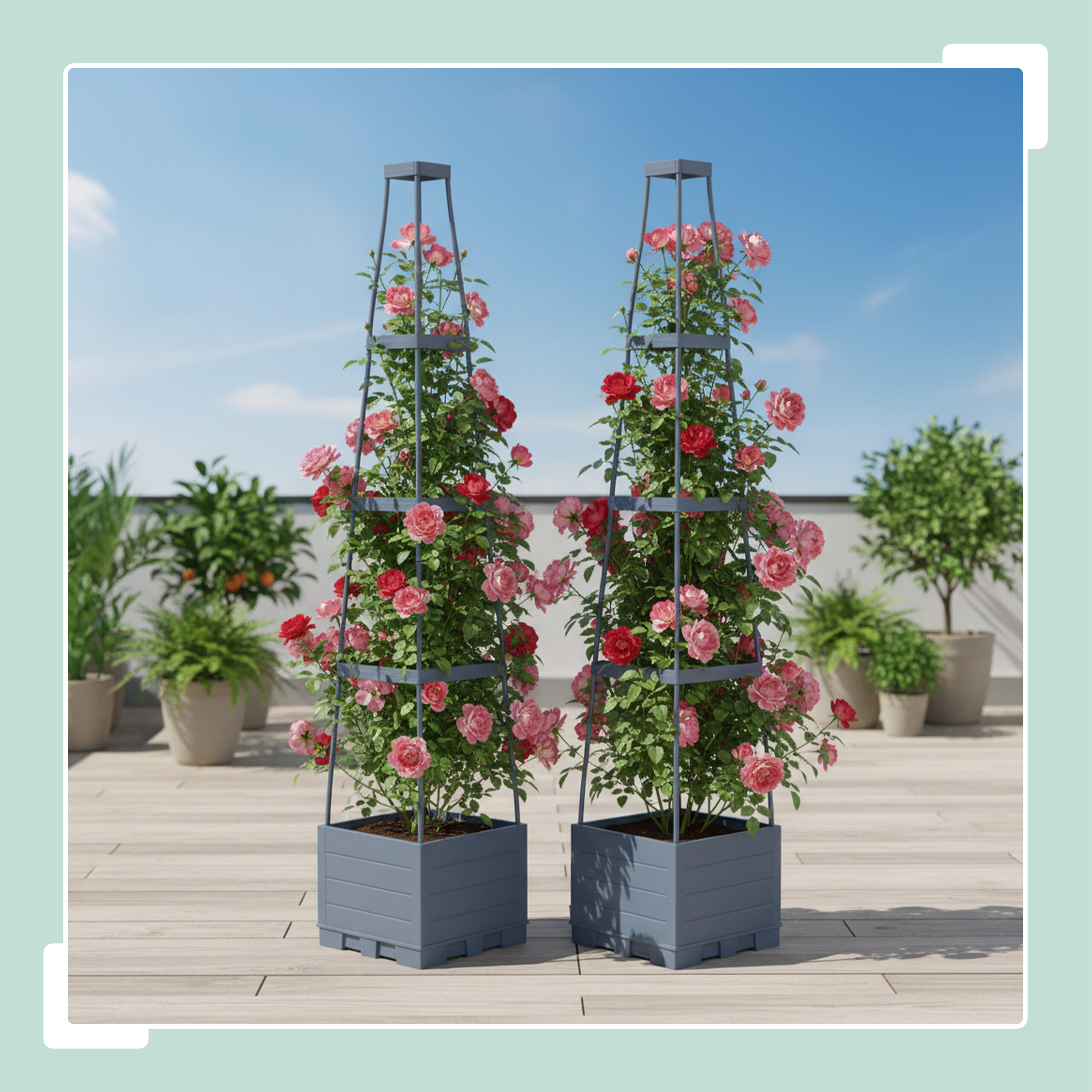 Zwei graue Obelisken mit roten und rosa Rosen in Töpfen auf einer Holzterrasse.