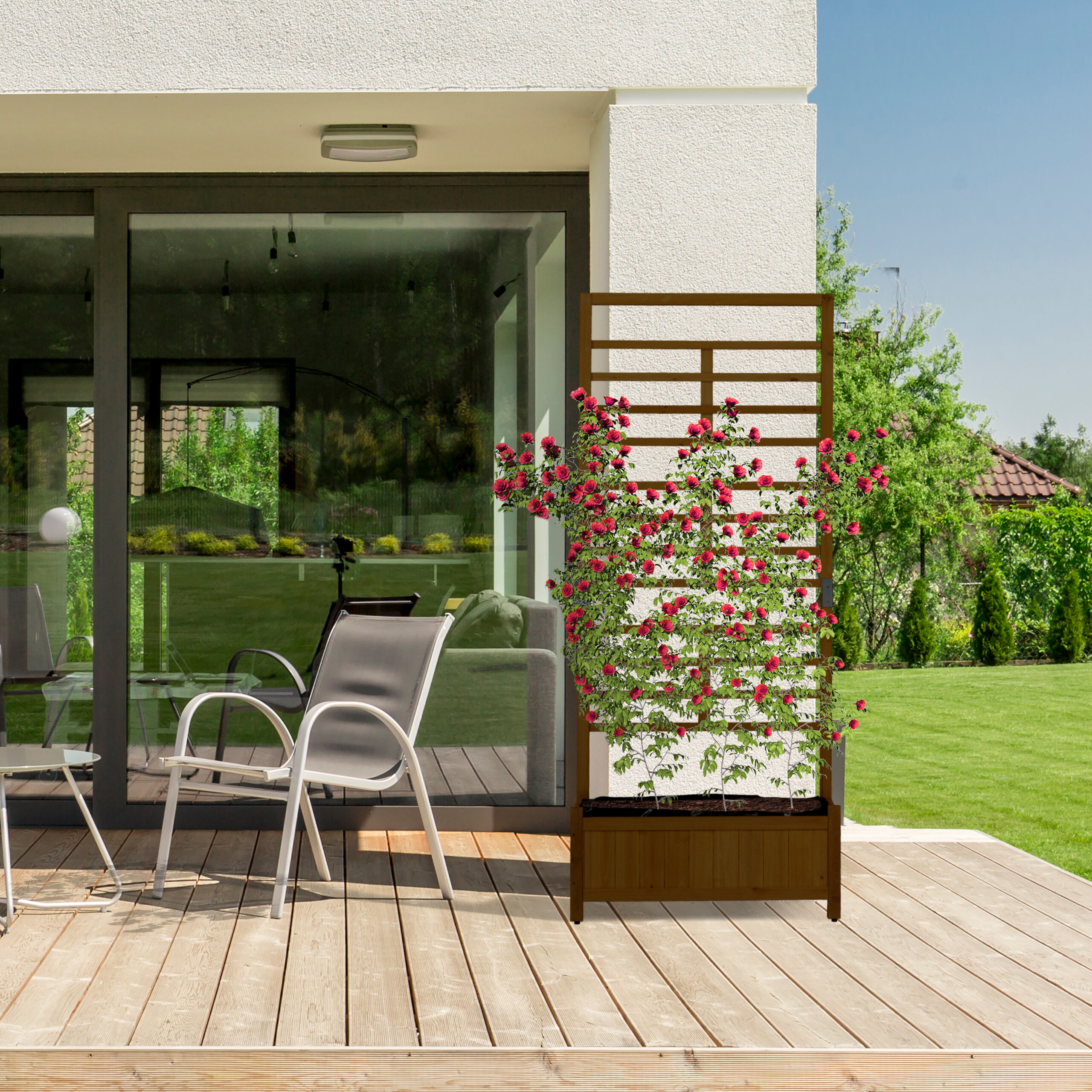 Holzrankgitter mit roten Rosen in Pflanzkasten auf moderner Terrasse vor weißem Haus mit Garten.