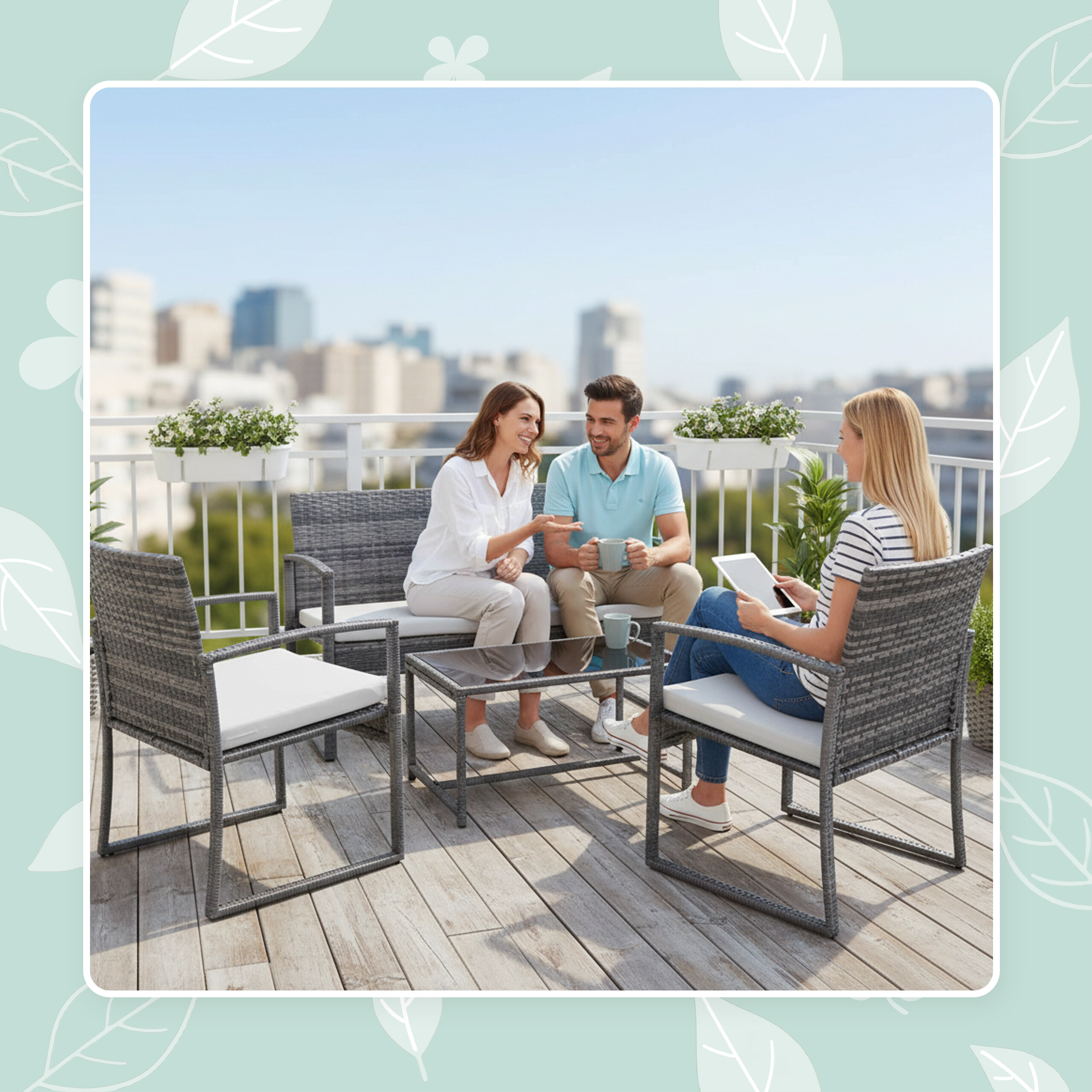 Drei Personen sitzen auf einer Terrasse auf Korbmöbeln mit Kissen und genießen Getränke und die Aussicht.