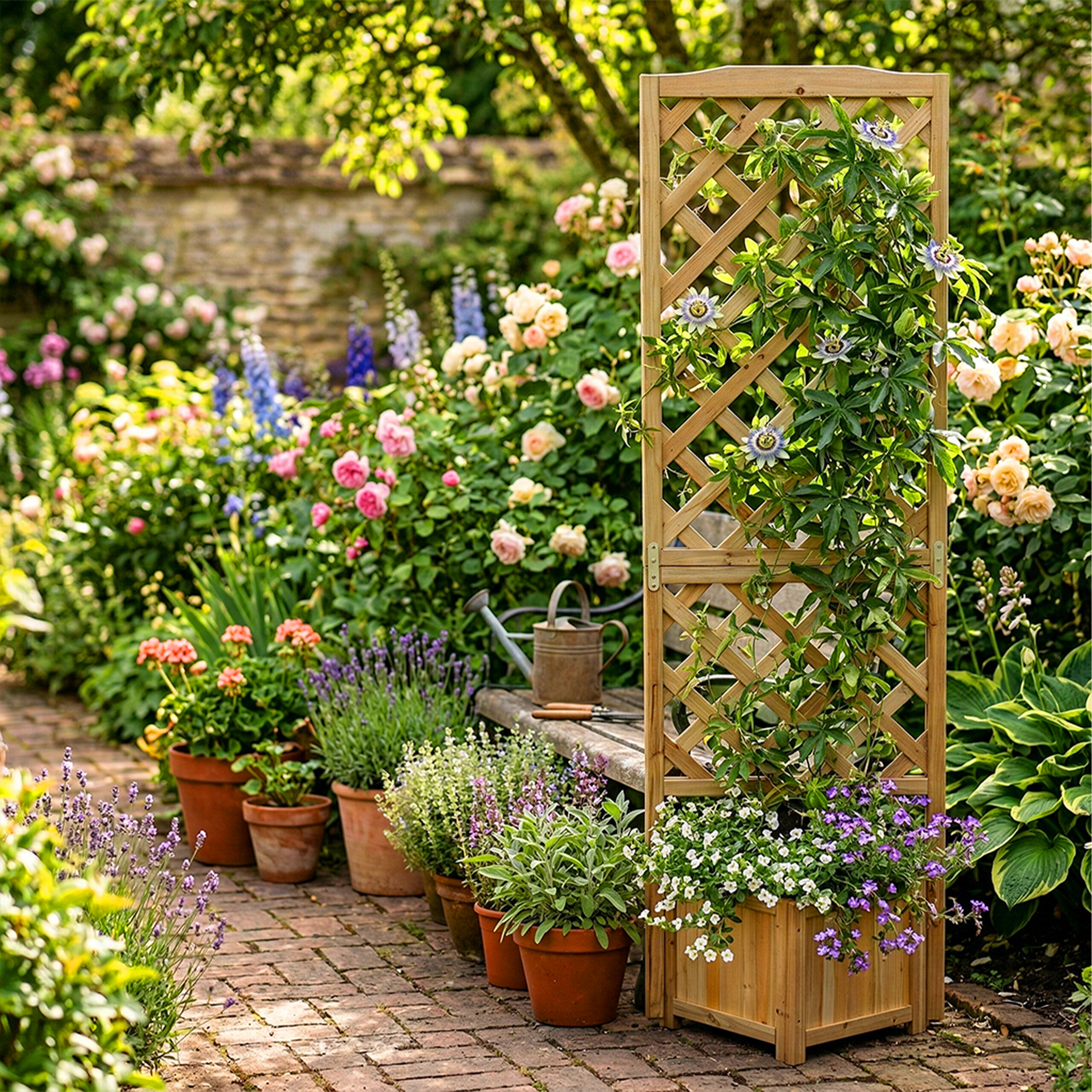 Ein hölzernes Spalier mit Kletterpflanzen und violetten Blüten steht in einem blühenden Garten mit Ziegelweg.