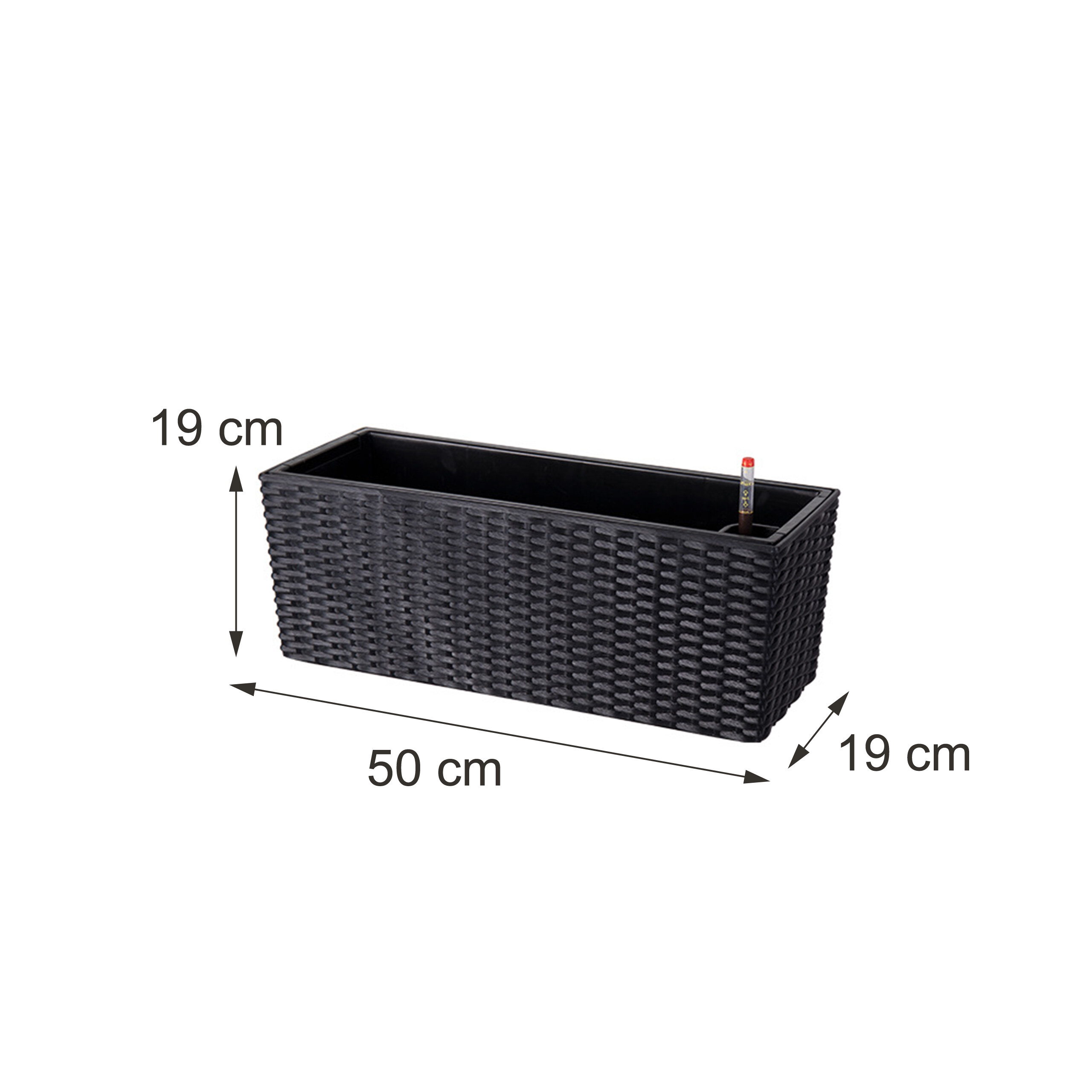 Ein schwarzer Rattan-Pflanzkasten mit den Maßen 50 cm Länge, 19 cm Breite und 19 cm Höhe auf weißem Hintergrund.