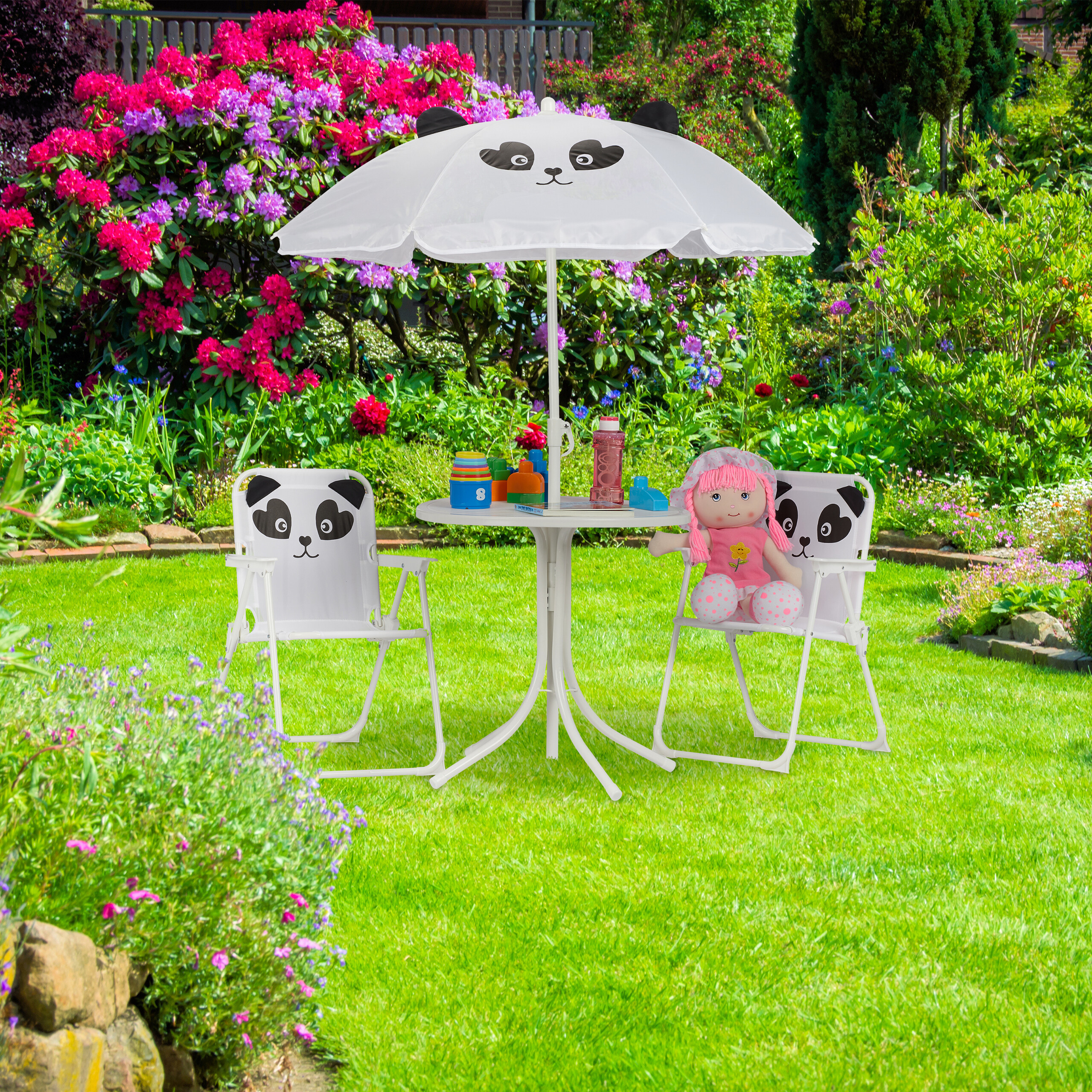 Kindermöbelset mit Pandasymbolen und Sonnenschirm im grünen Garten mit Blumen.