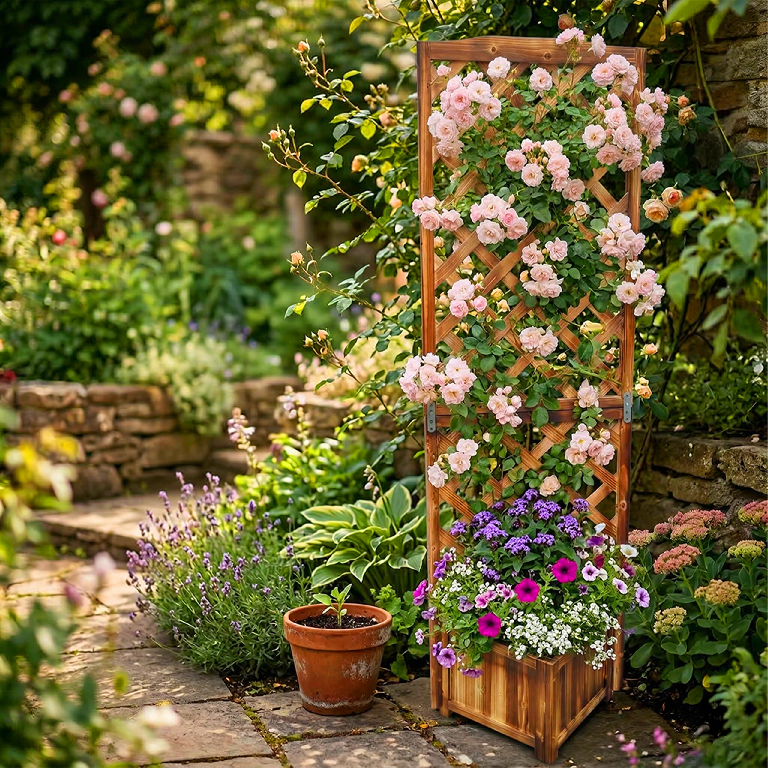 Ein hölzernes Spalier trägt kletternde rosa Rosen in einem üppigen Garten mit Steinpfaden und Topfpflanzen.