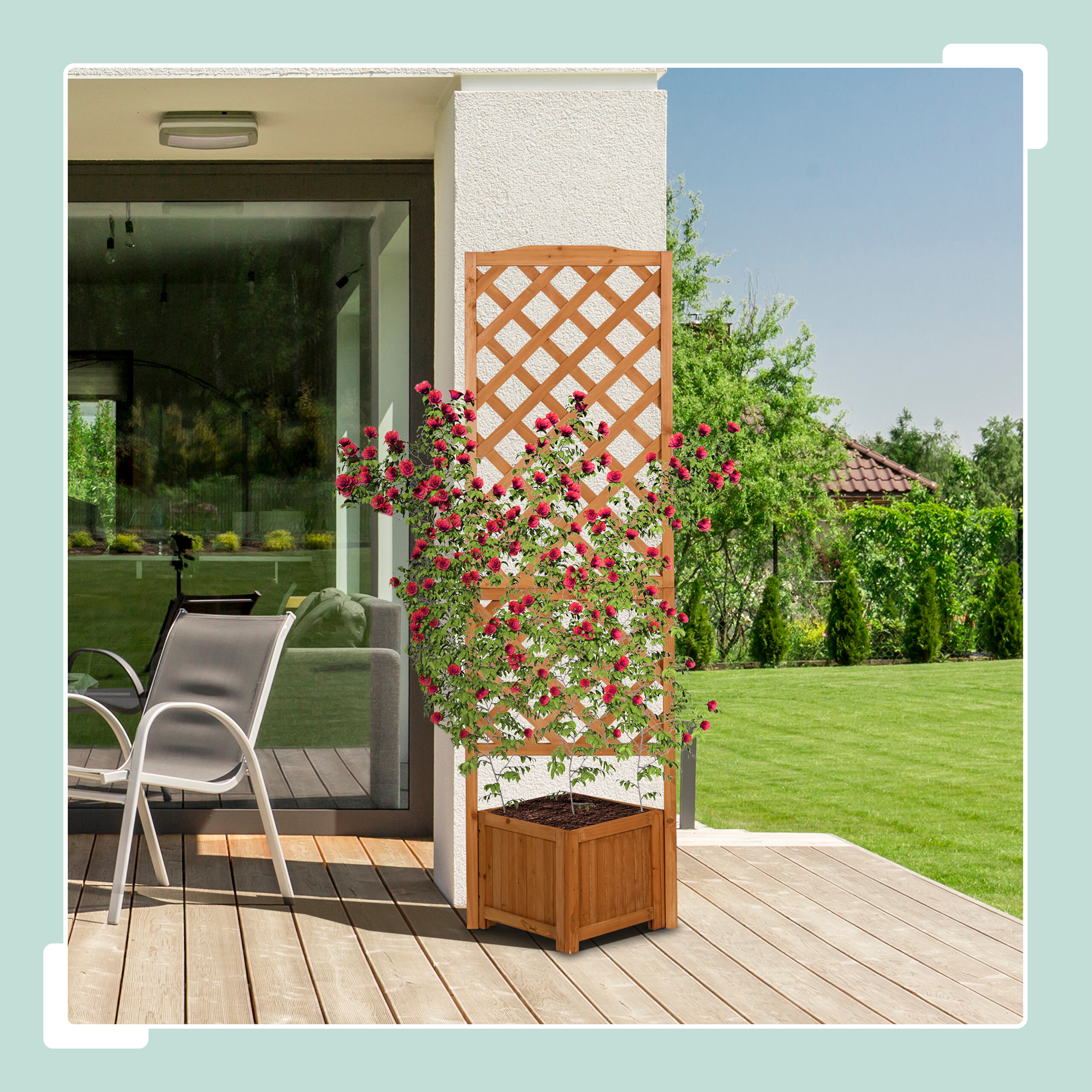 Ein hölzernes Rankgitter mit roten Rosen in einem Holzkasten auf einer Holzterrasse vor einem Haus.