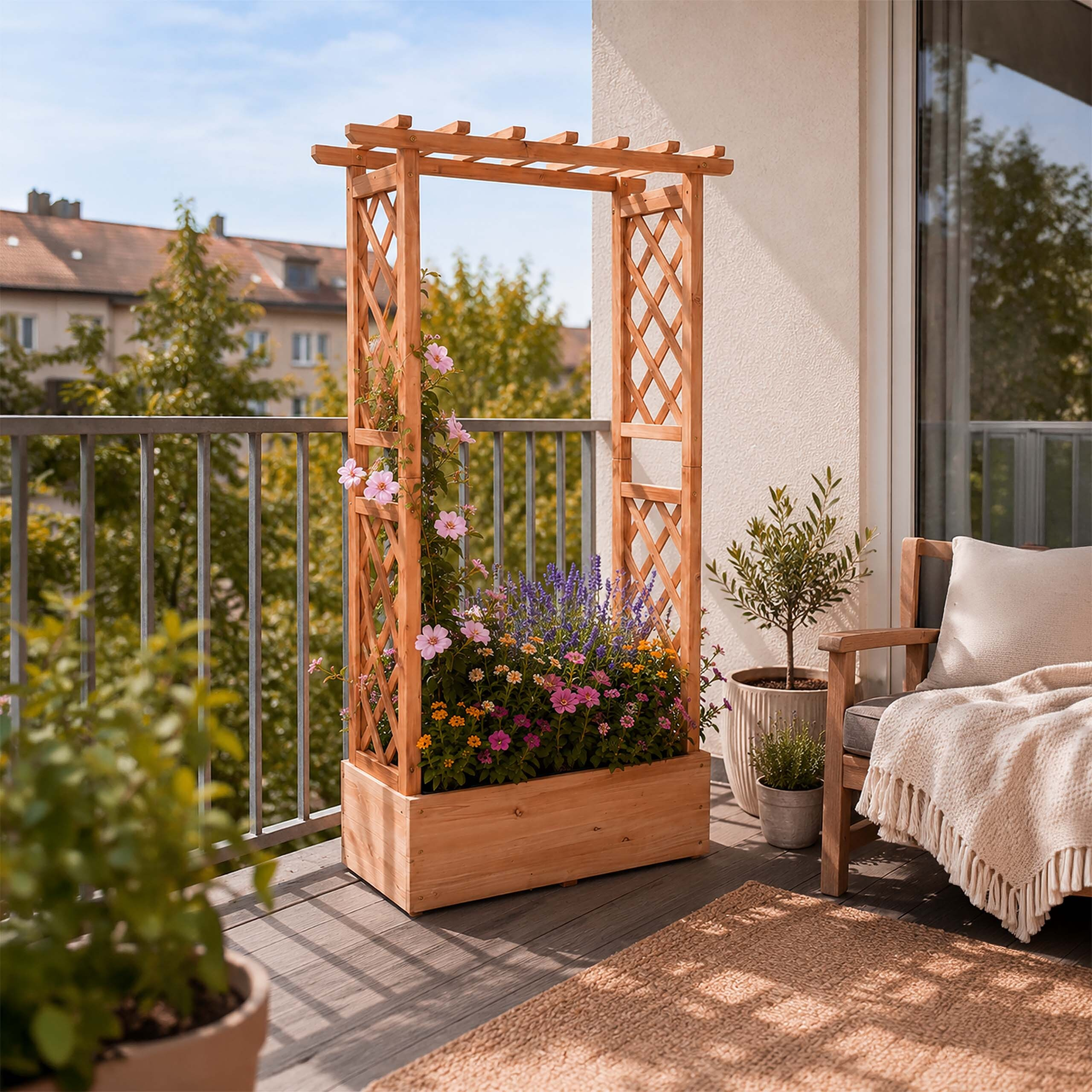 Ein hölzernes Gartensofa mit Rankgitter und bunten Blumen auf einem sonnigen Balkon mit Blick auf Bäume.