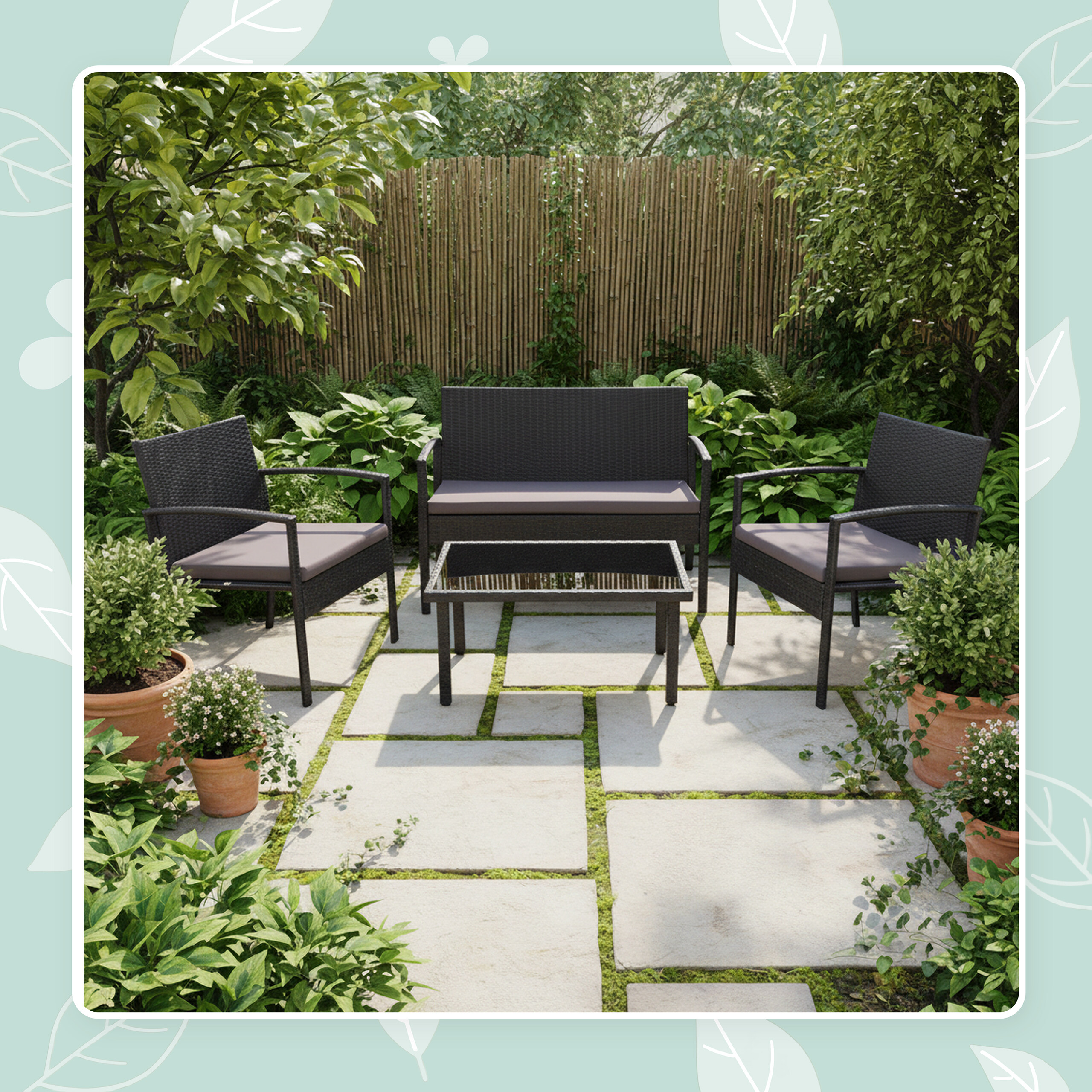 Schwarzes Polyrattan-Gartenmöbelset auf einer Steinterrasse, umgeben von üppigem Grün in einem Garten.