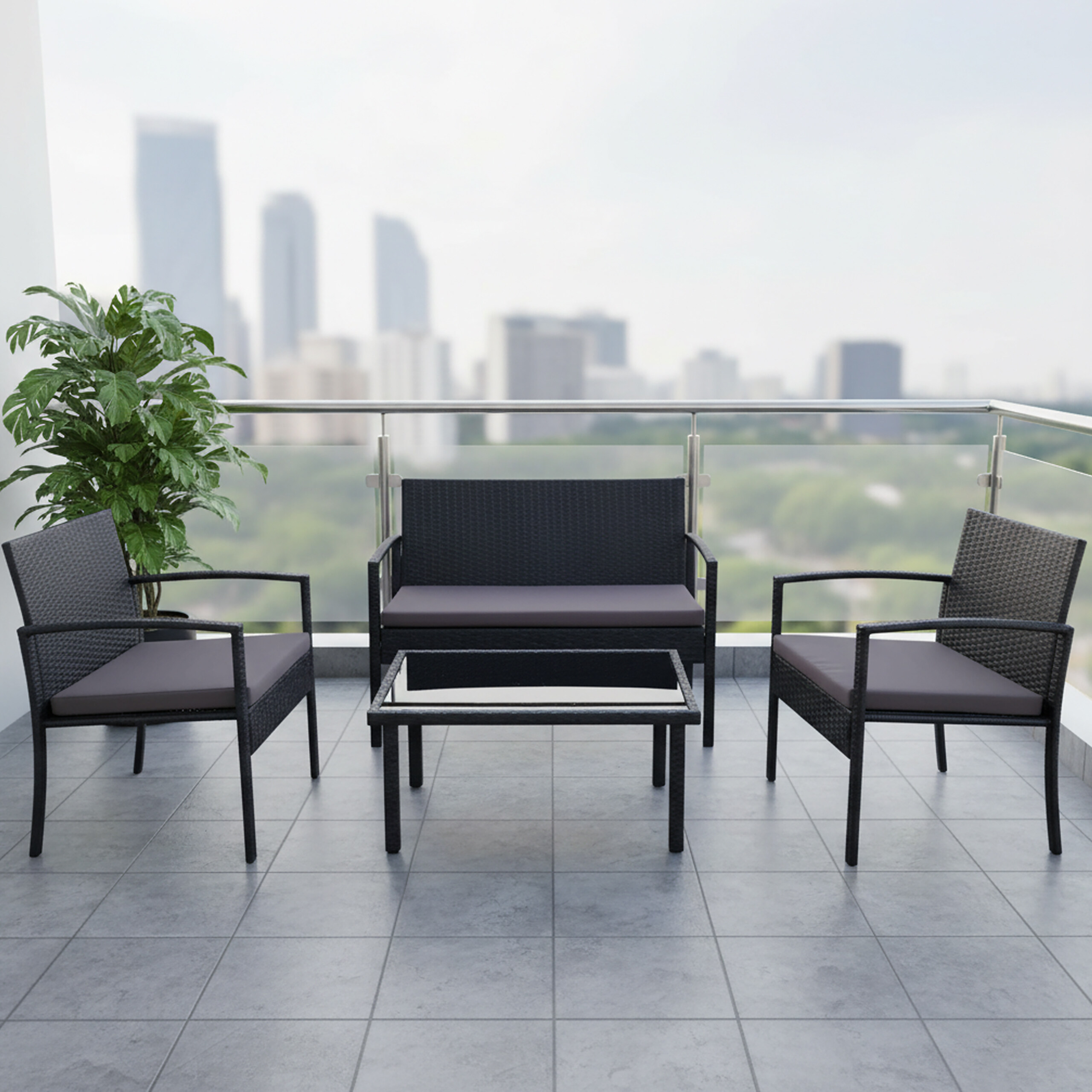 Balkon mit schwarzem Polyrattan-Sofa, Glastisch, Topfpflanze, Fliesenboden und Blick auf die Skyline.