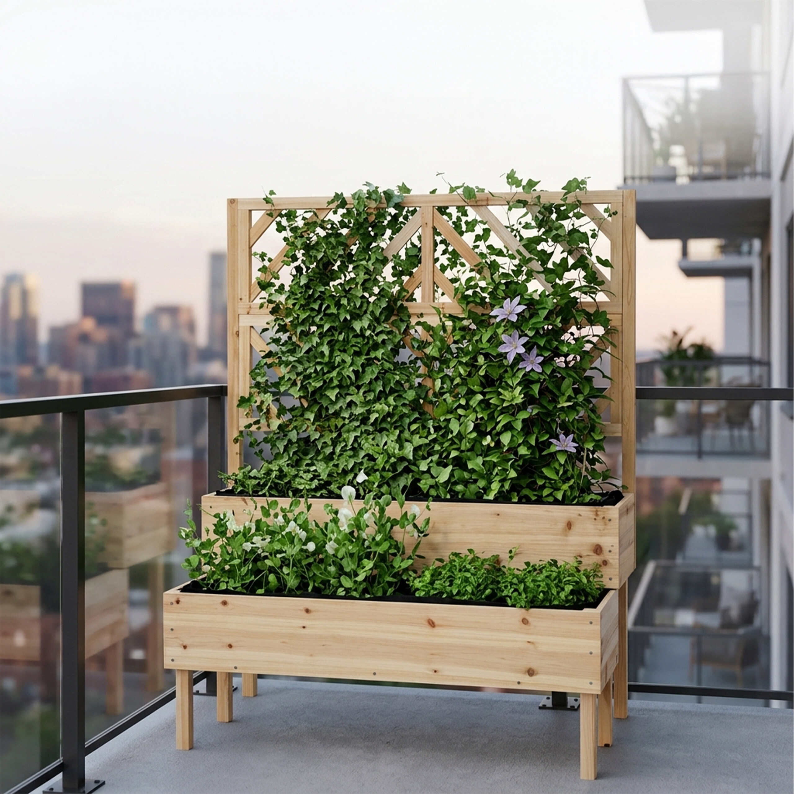 Ein hölzerner Pflanzkübel mit Rankgitter, gefüllt mit Kletterpflanzen und kleinen Pflanzen auf einem Balkon.