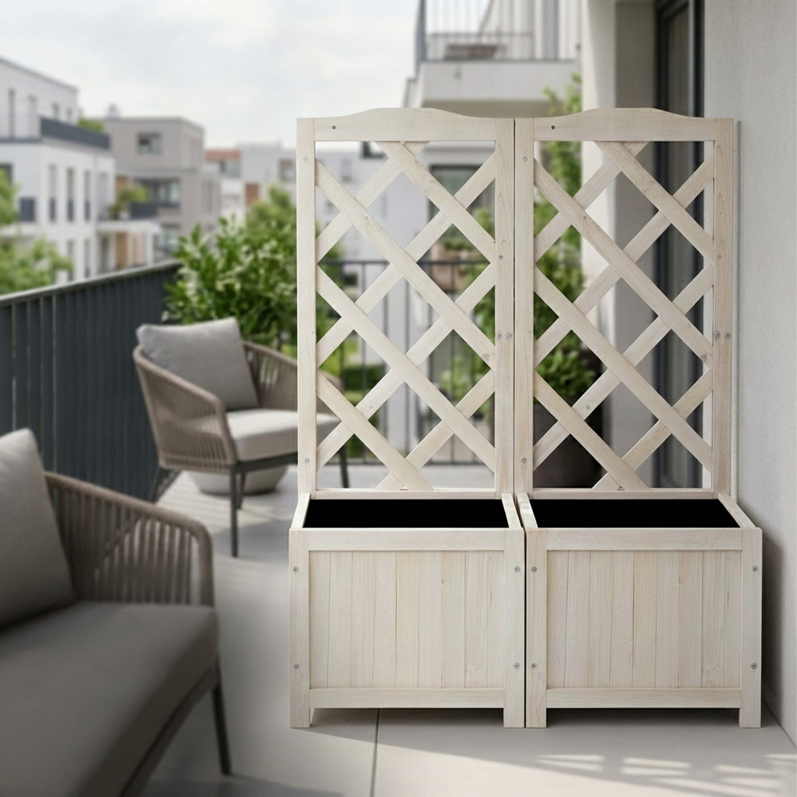 Zwei weiße Holzpflanzgefäße mit Spalieren stehen auf einem sonnigen Balkon mit Rattansesseln.