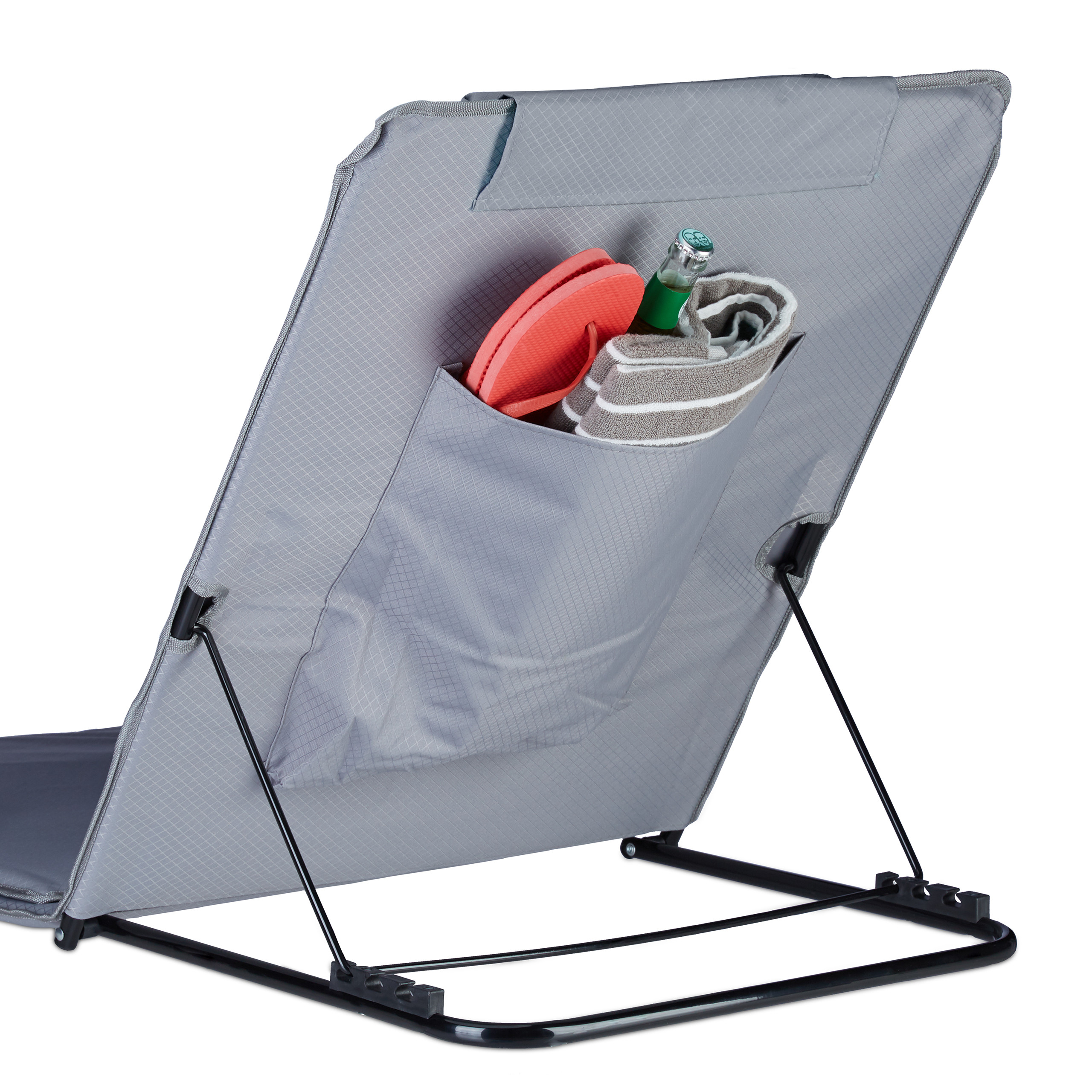 Grauer Strandstuhl mit schwarzem Metallgestell und einer Rückentasche mit Handtuch, Flasche und Flip-Flops.
