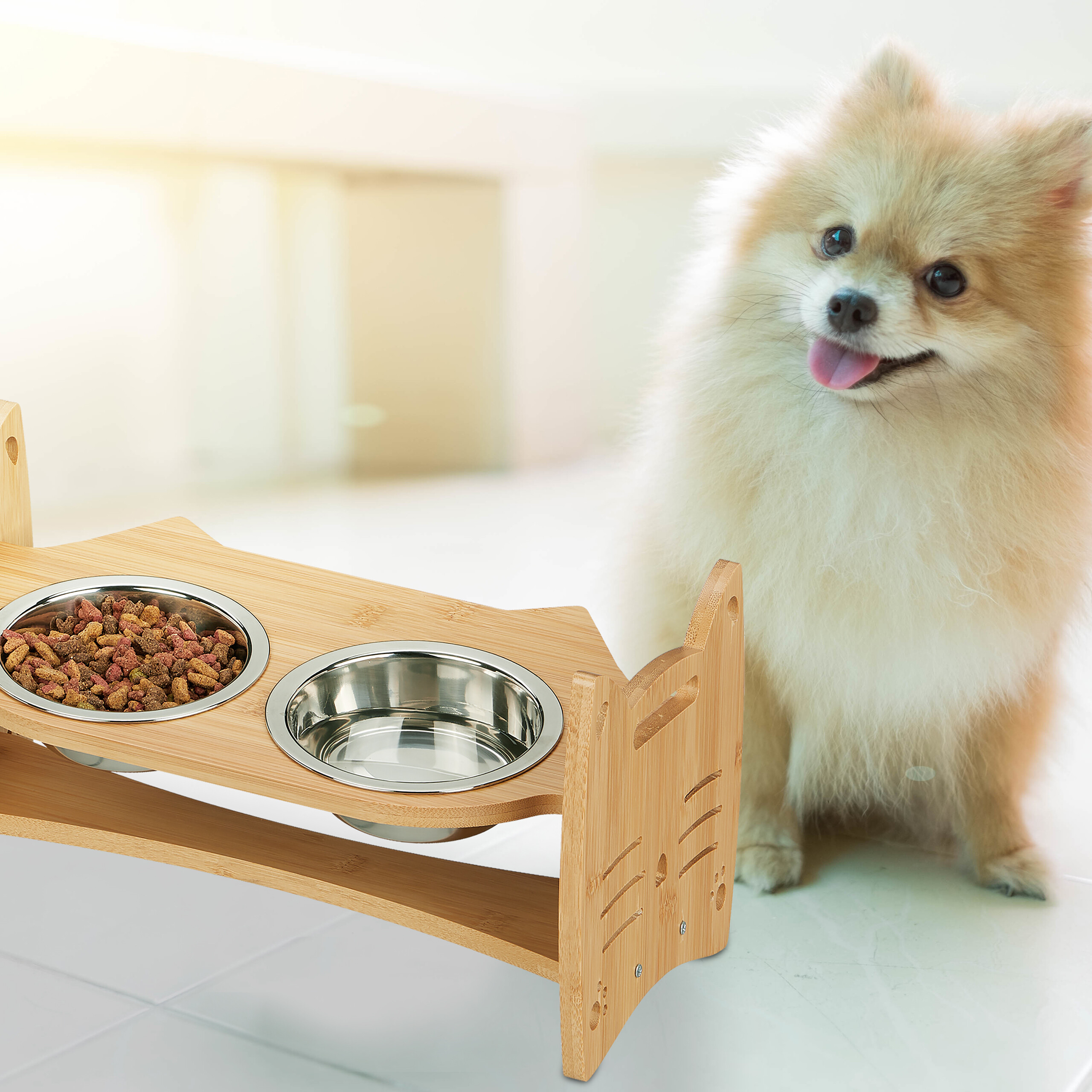 Ein flauschiger Hund sitzt neben einer erhöhten Holznapfstation mit zwei Schüsseln.