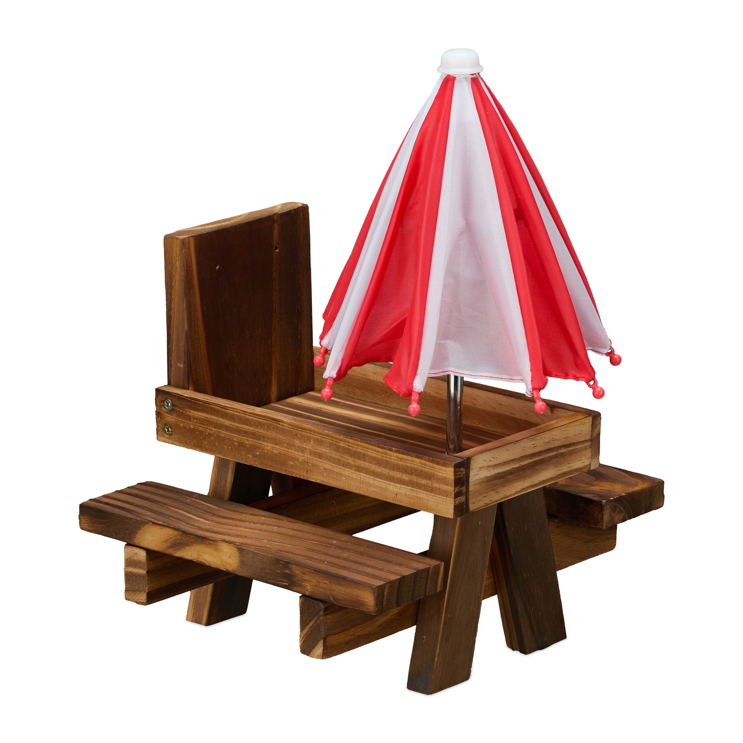 Ein kleiner Holztisch mit angebrachten Bänken und einem rot-weißen Sonnenschirm auf weißem Hintergrund.