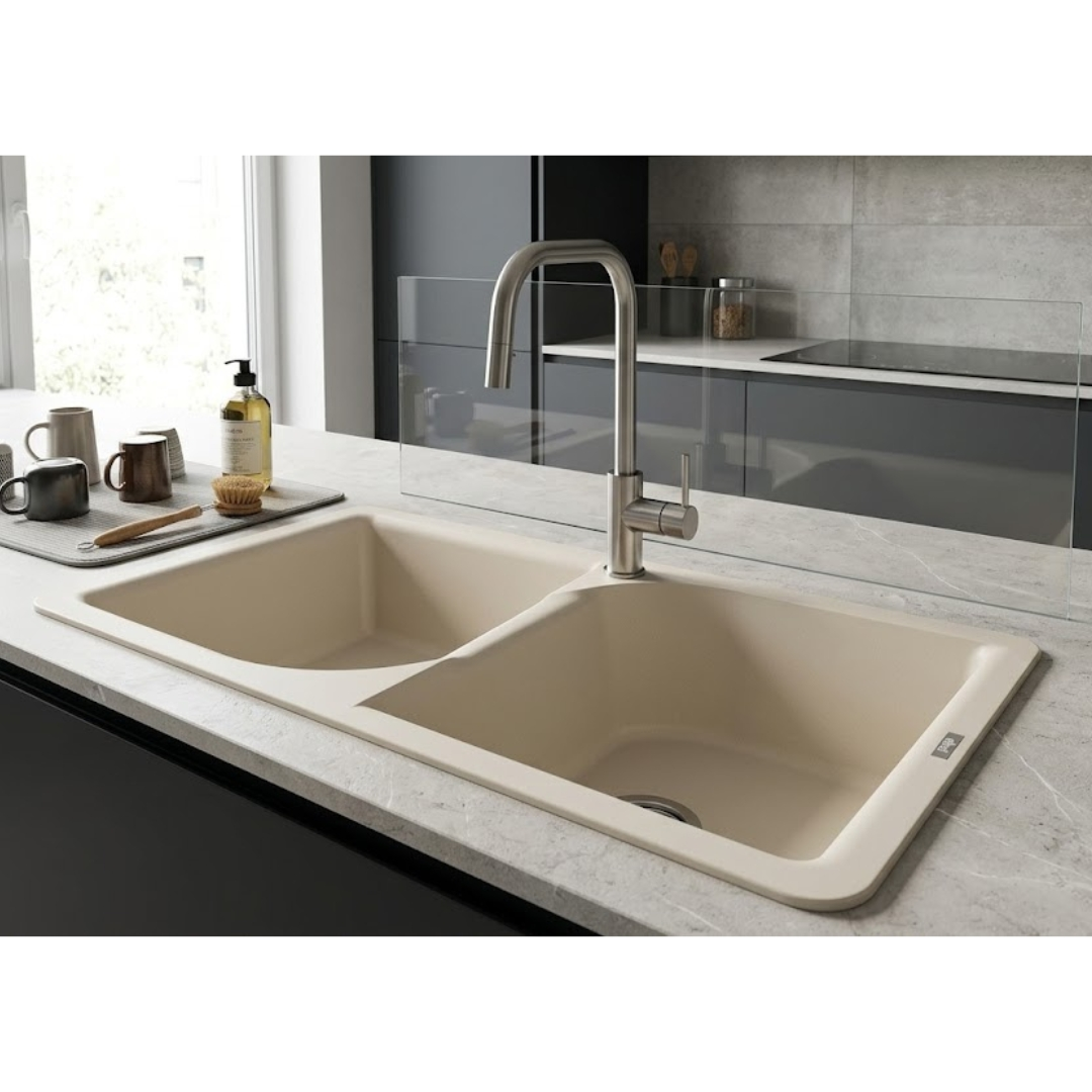 Un lavello da cucina doppio beige con rubinetto cromato su piano in pietra grigia.
