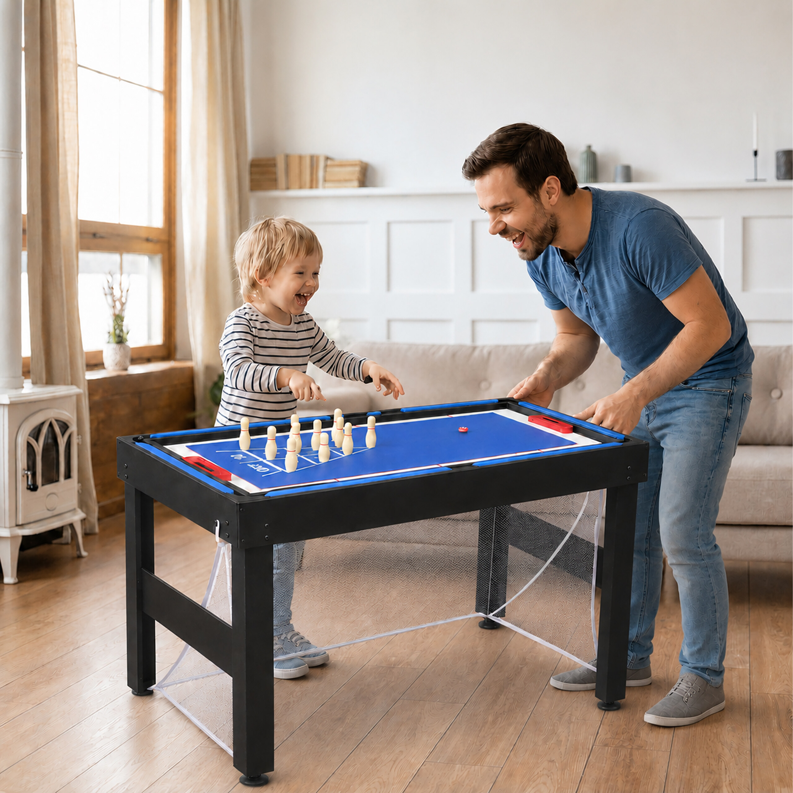 Ein Vater und sein Sohn spielen fröhlich Tischbowling im Wohnzimmer.