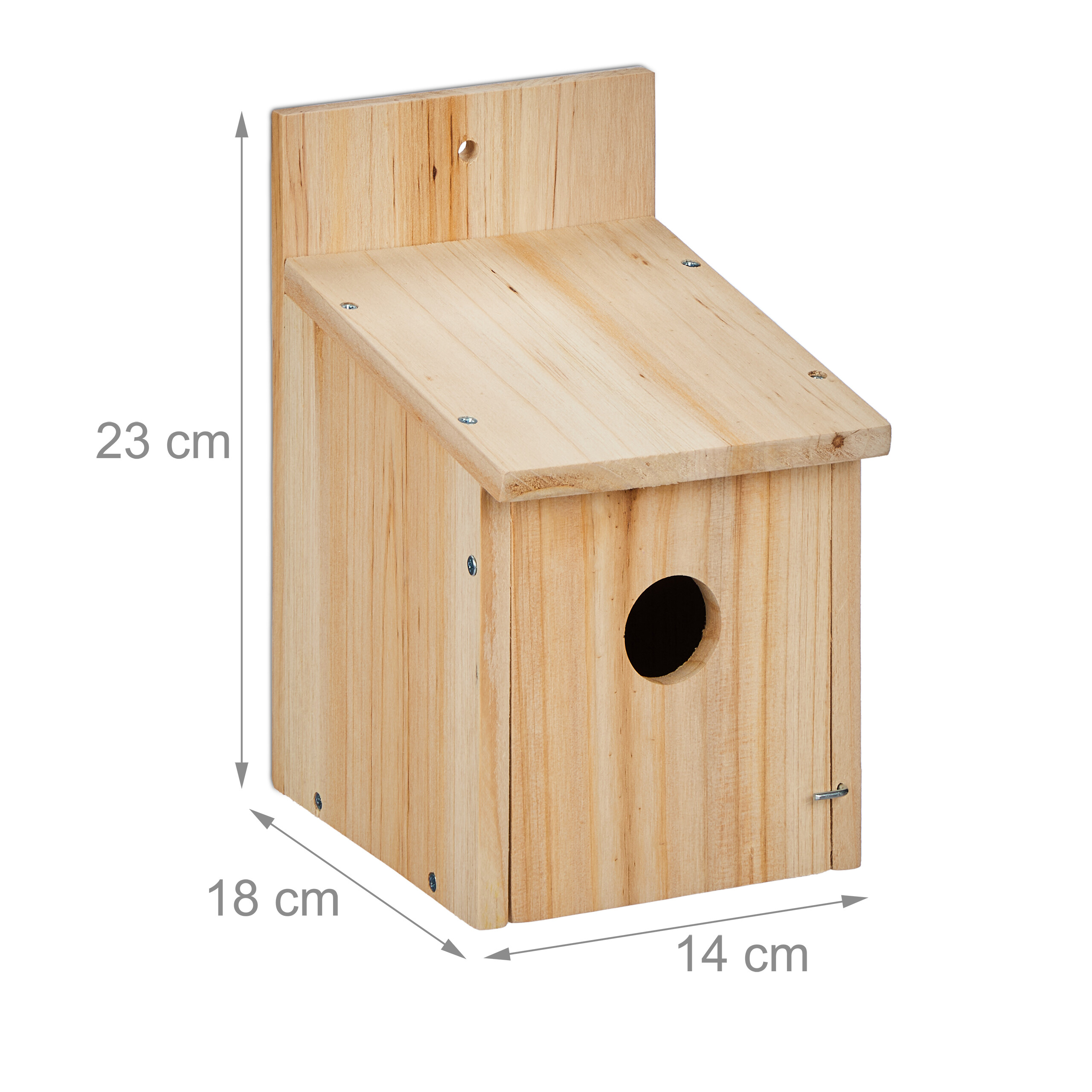 Ein hölzernes Vogelhaus mit Maßen von 23 cm Höhe, 18 cm Tiefe und 14 cm Breite vor weißem Hintergrund.