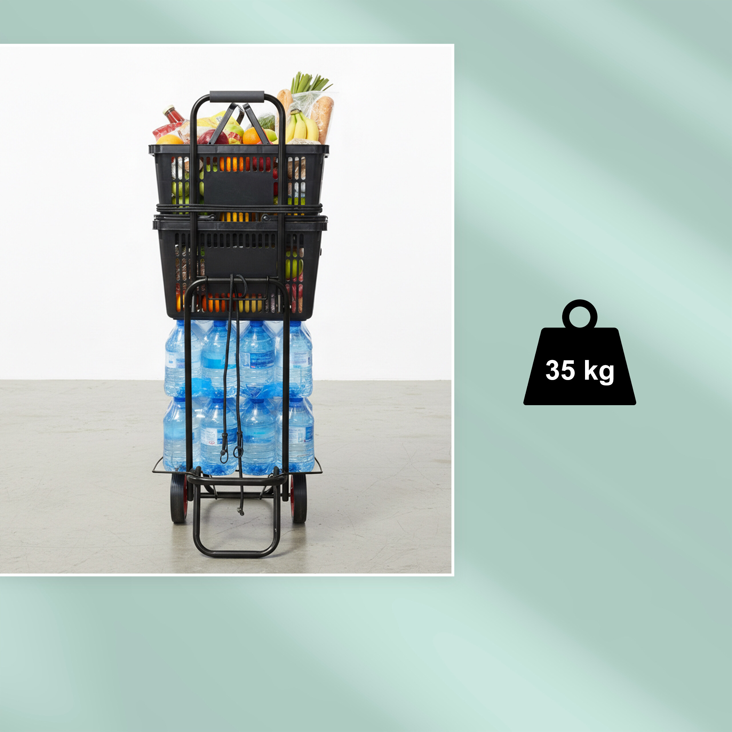 Ein schwarzer Sackkarren trägt zwei gestapelte Einkäufe-Körbe mit Lebensmitteln und acht Wasserflaschen, ausgelegt für 35 kg.