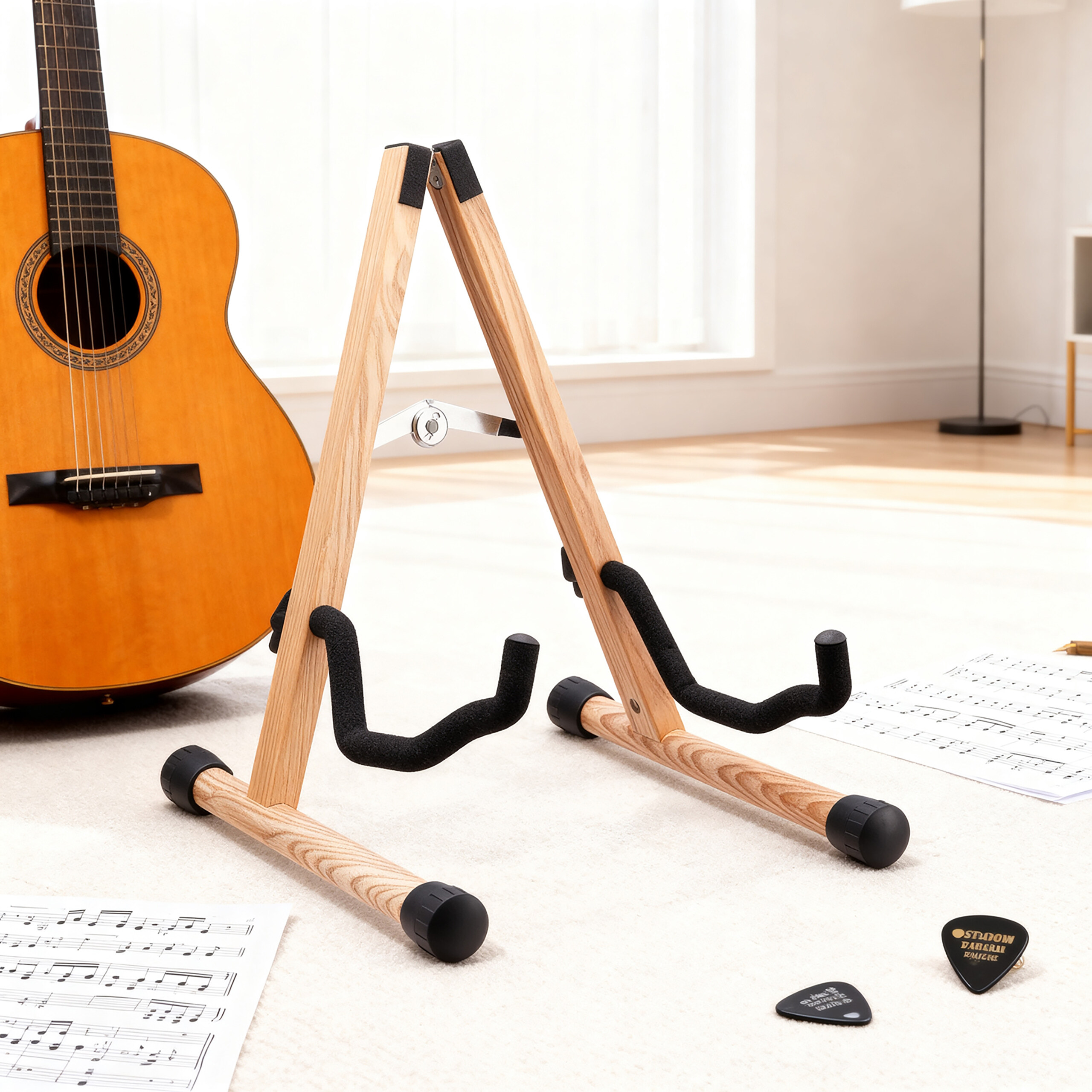 Ein hölzerner Gitarrenständer steht auf hellem Teppich, daneben eine Gitarre und Noten.