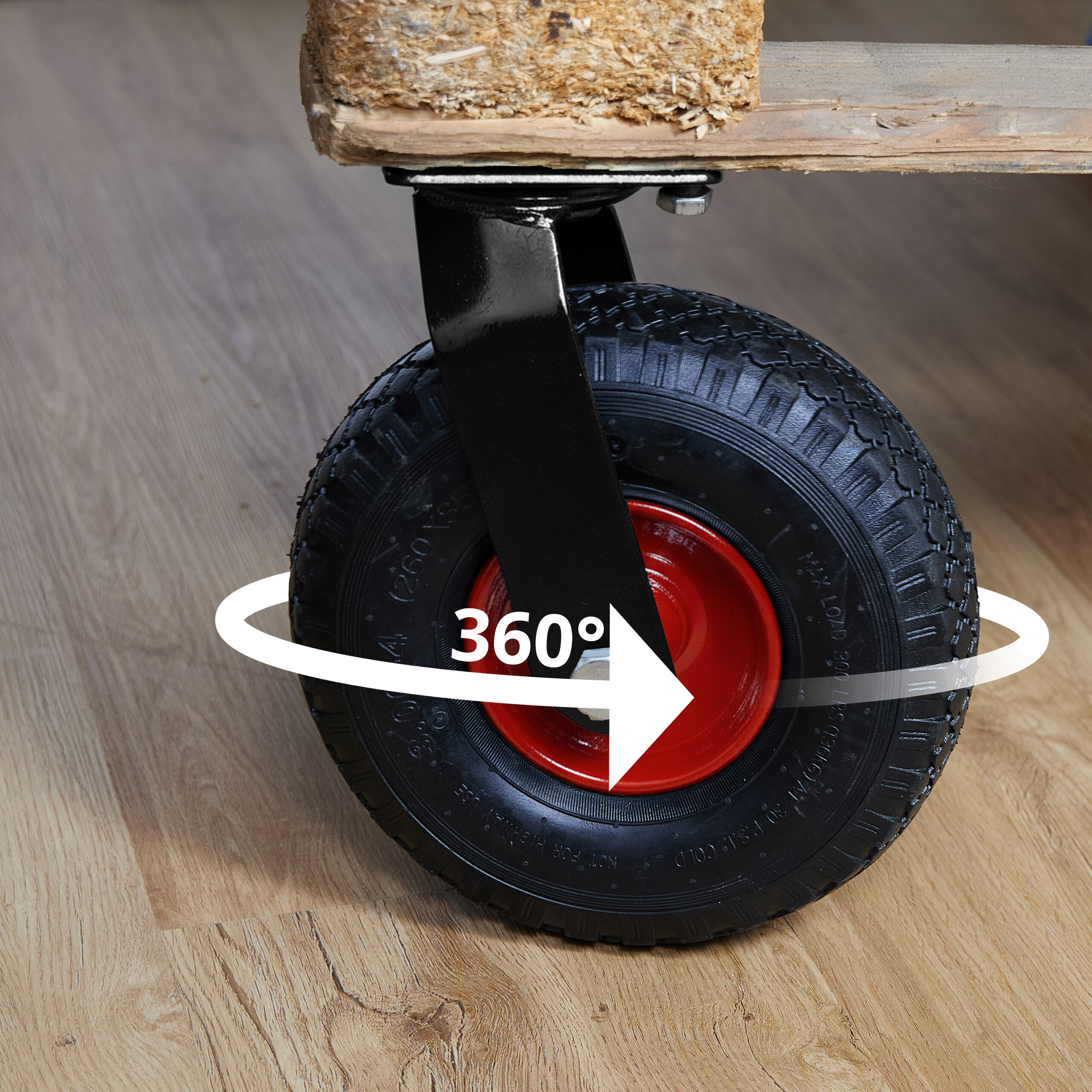 Schwarze Lenkrolle mit roter Felge an Holzpalette, mit weißem 360-Grad-Rotationspfeil.