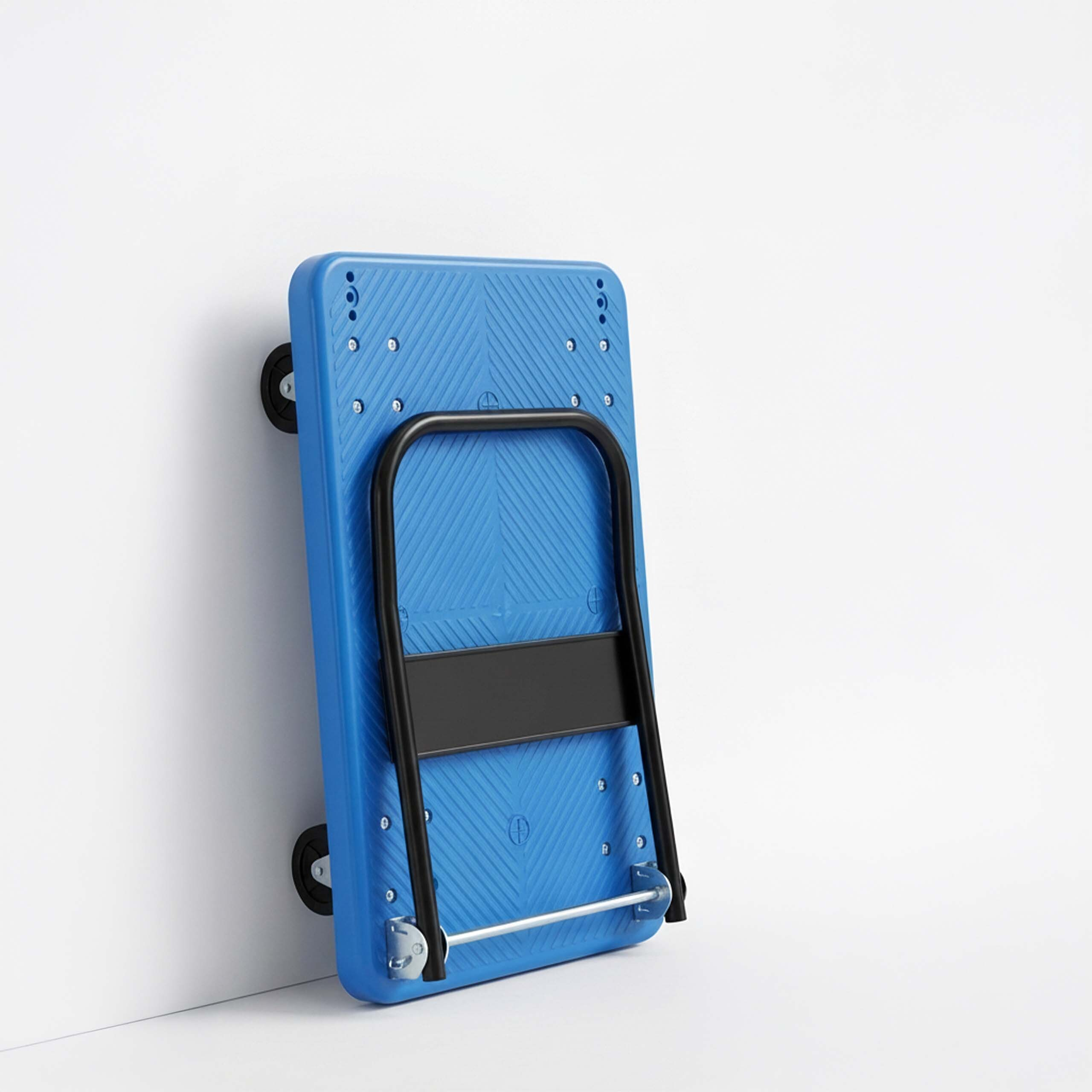 Ein blauer Kunststoff-Etagenwagen mit schwarzem Klappbügel lehnte an einer weißen Wand.