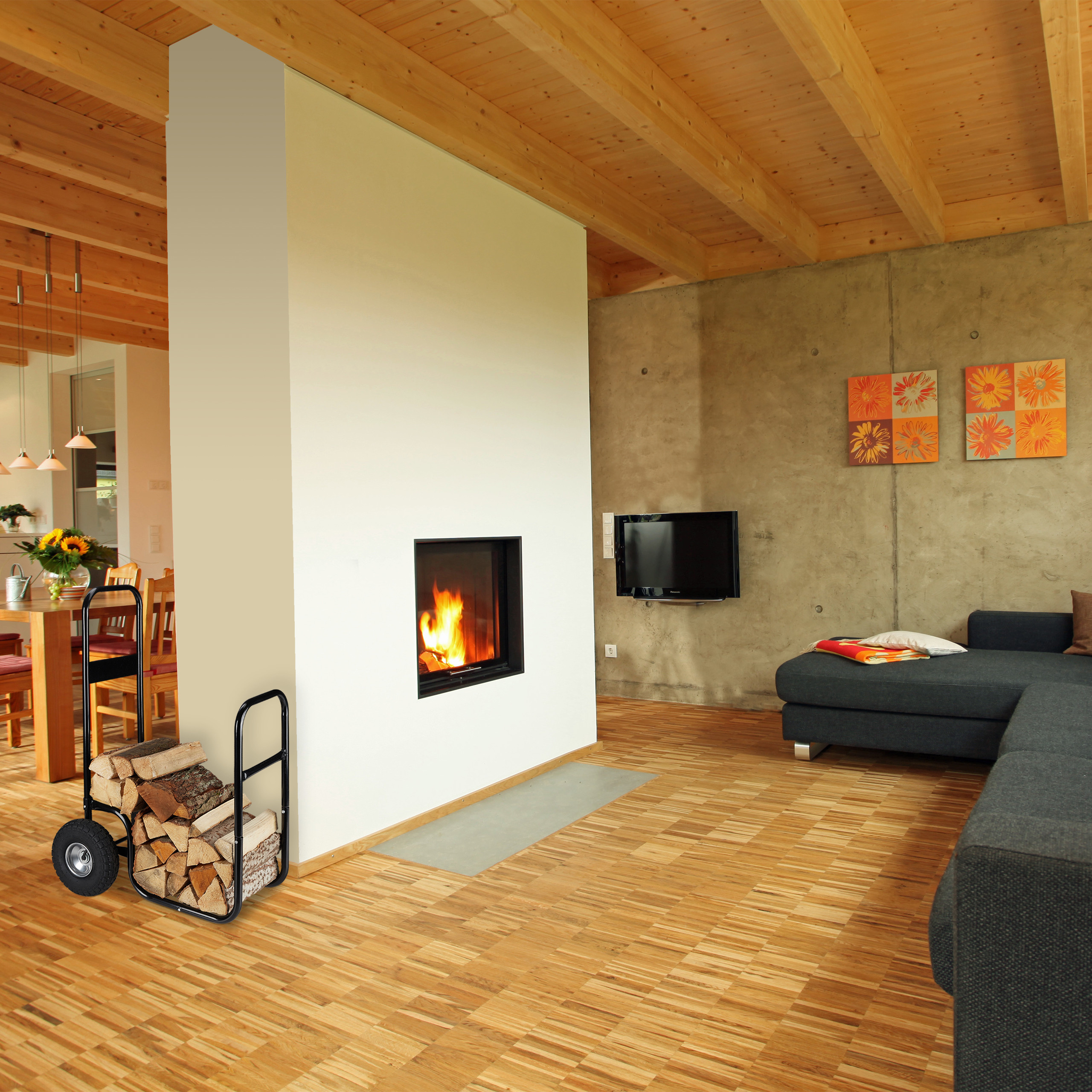 Ein modernes Wohnzimmer mit Kamin in weißer Wand, grauer Couch, Holzböden und Deckenbalken.