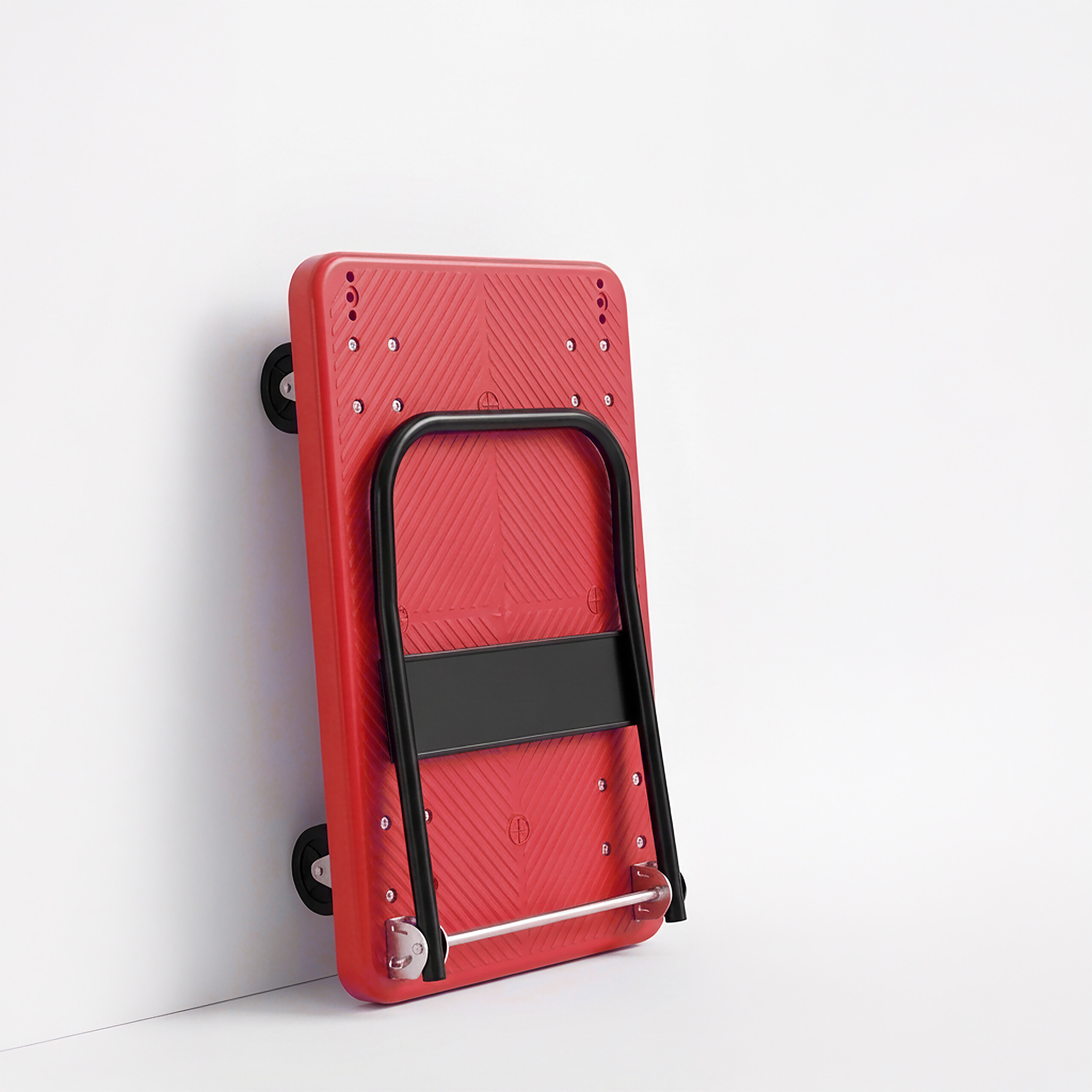 Ein roter Plattformwagen mit klappbarem Griff steht vor einer weißen Wand.