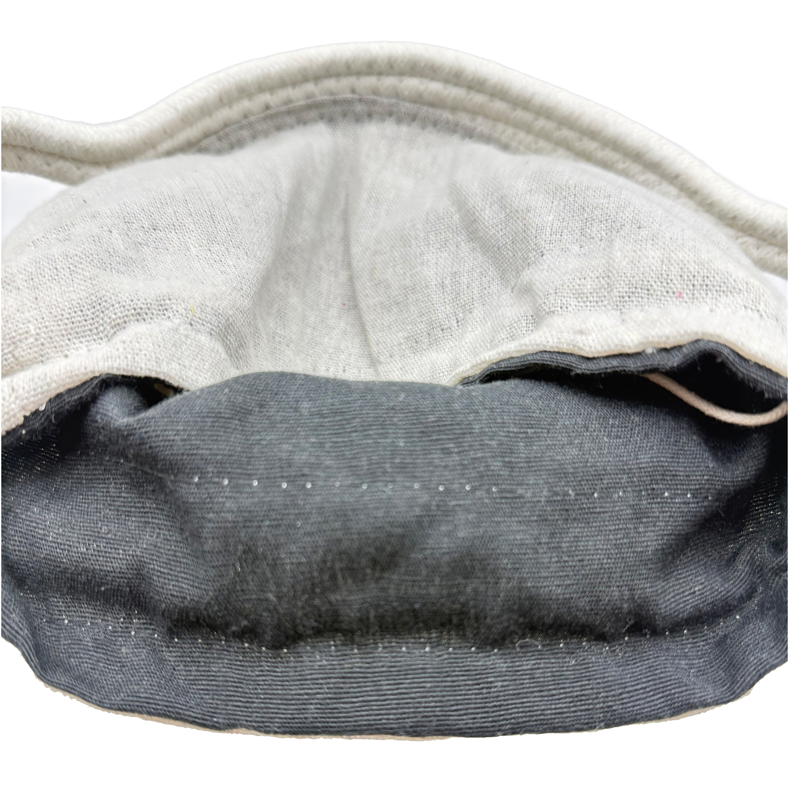 Innenansicht einer Stofftasche mit hellgrauem Außenfutter und dunkelgrauem Innenraum.