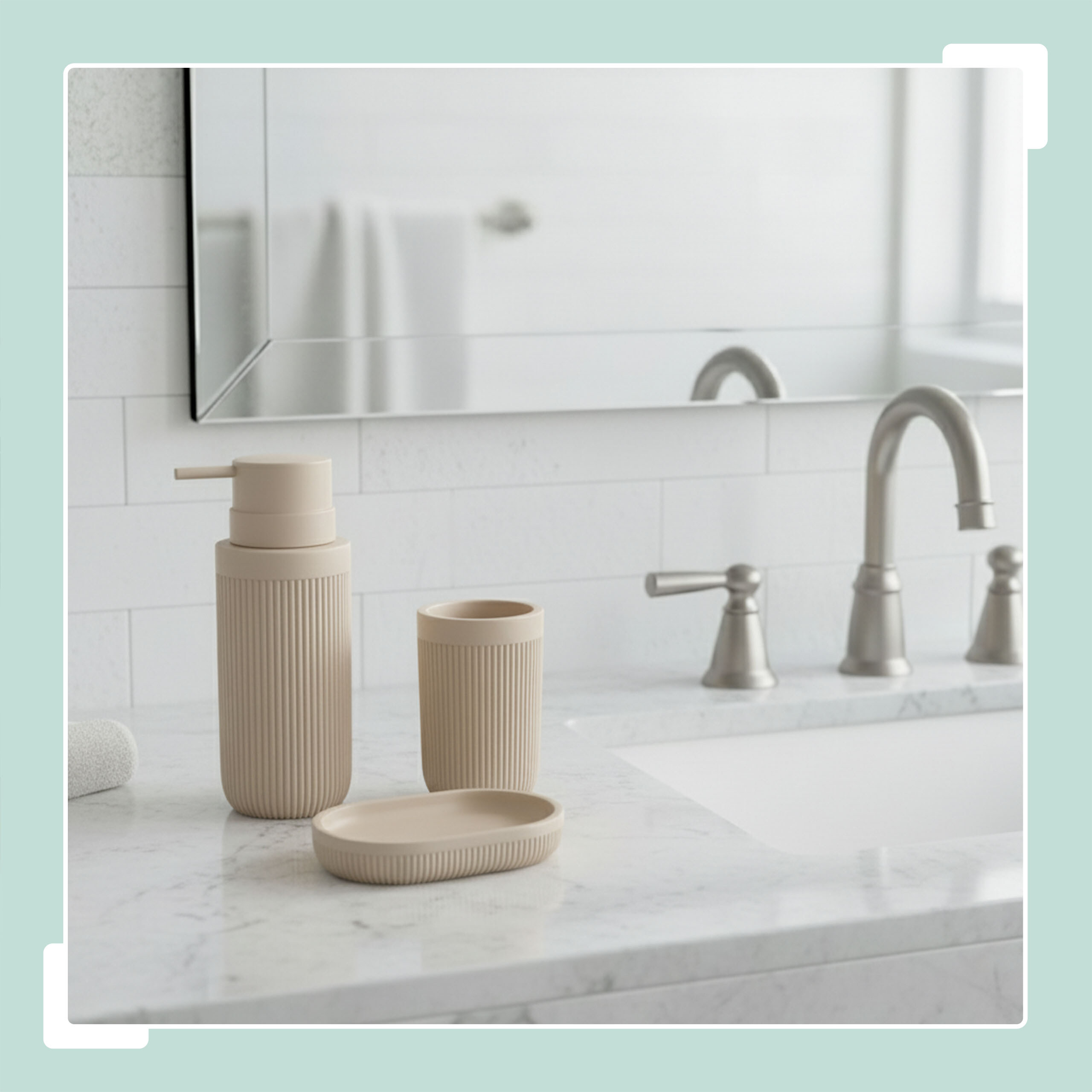 Beige gerippte Badaccessoires auf einer Marmorarbeitsplatte mit Waschbecken.