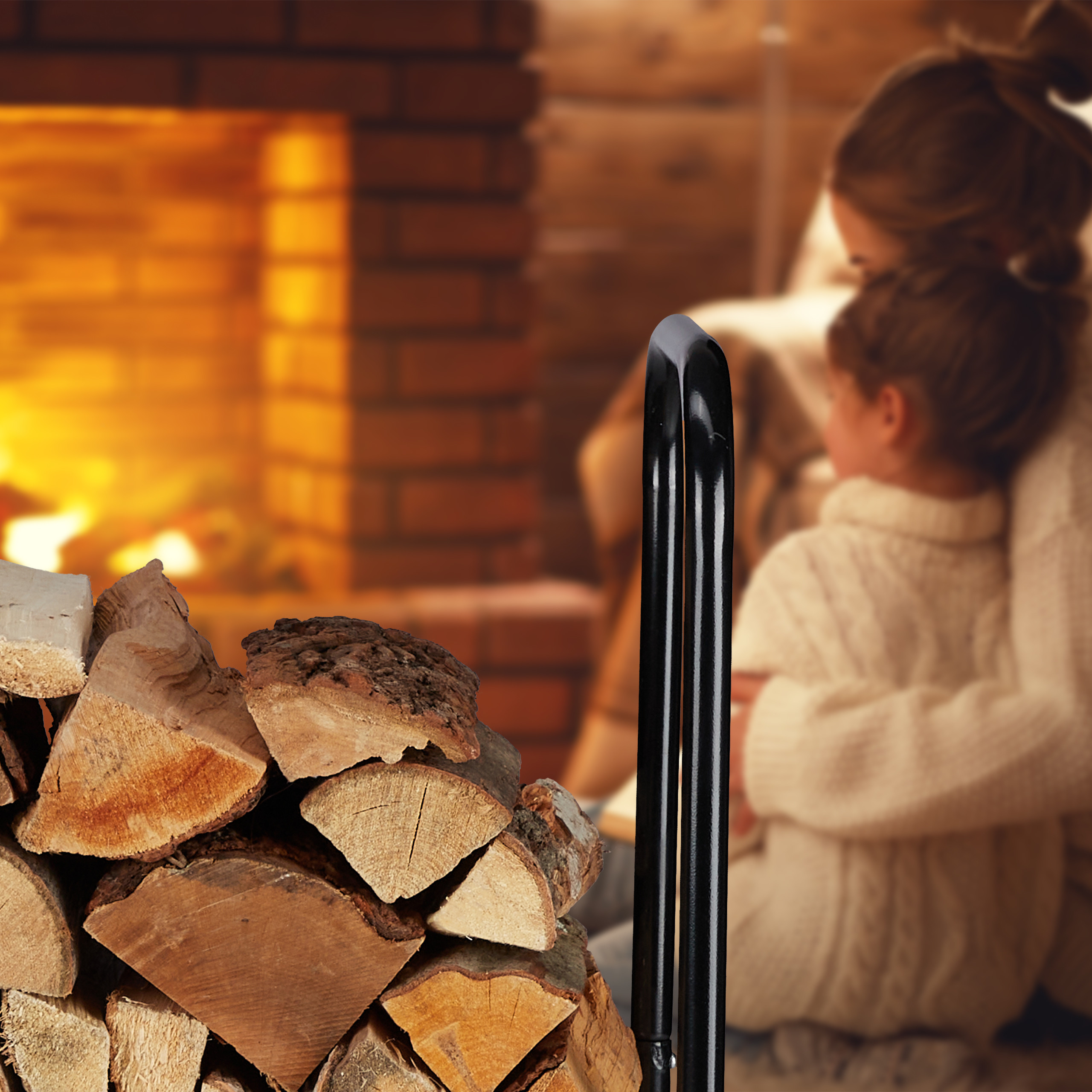 Holzscheite in einem Ständer im Vordergrund, unscharfe Personen vor einem Kamin im Hintergrund.