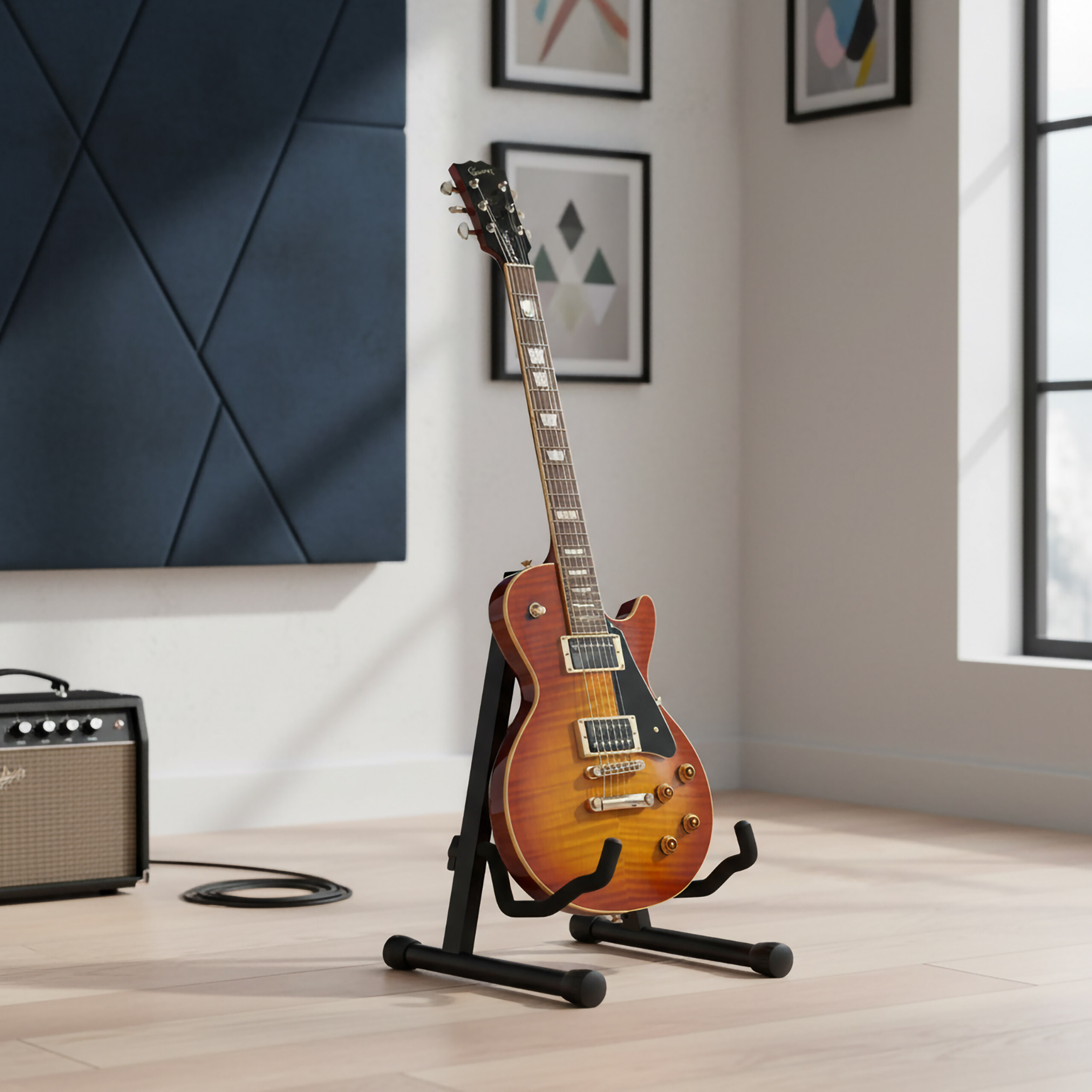 Eine Gitarre auf einem Ständer in einem hellen Raum mit Verstärker.