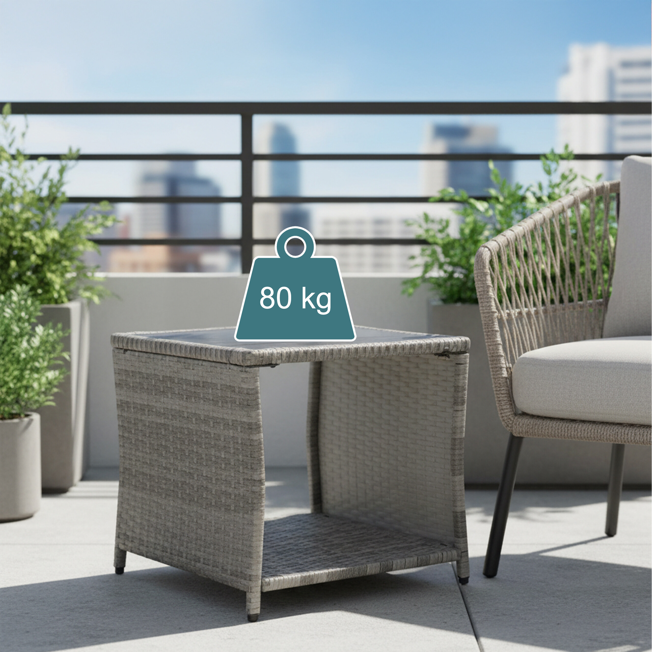 Kleiner grauer Rattantisch auf einem Balkon, darüber ein Icon mit der Aufschrift 80 kg.