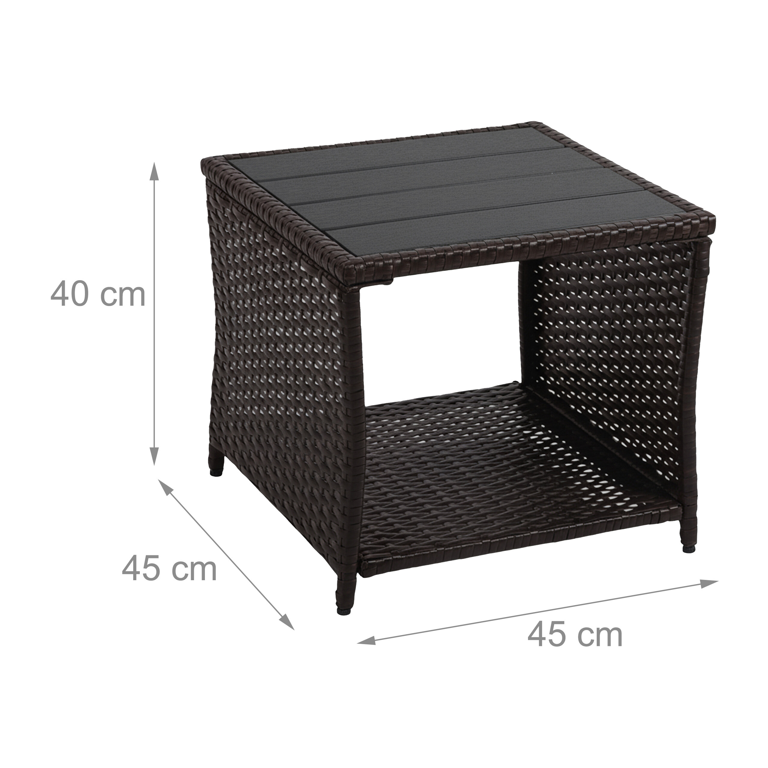 Brauner Rattan-Beistelltisch mit unterer Ablage und Abmessungen von 45x45x40 cm auf weißem Hintergrund.