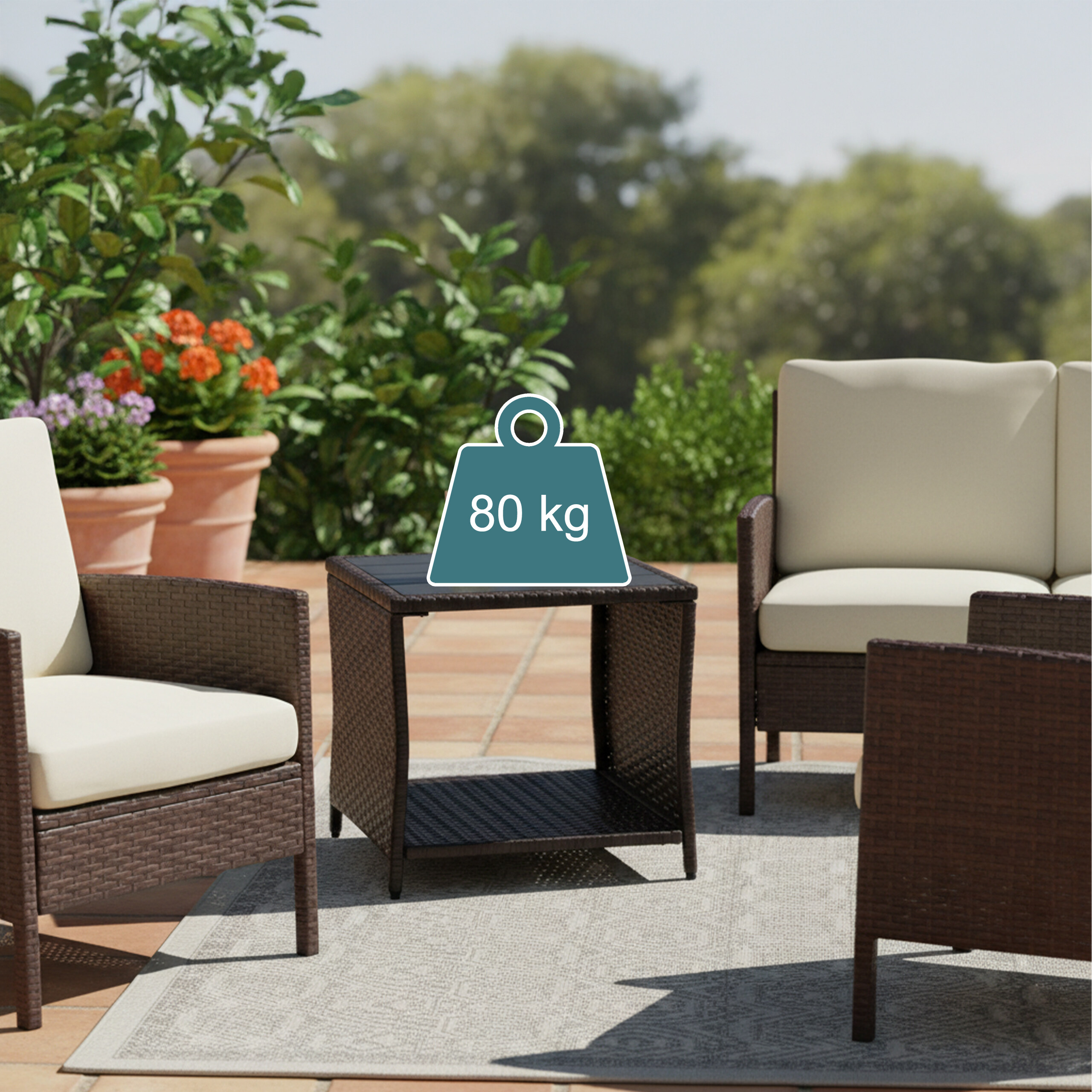 Rattan-Gartenmöbelset mit Tisch, Stühlen und einem 80 kg Gewichtssymbol auf einer Terrasse.