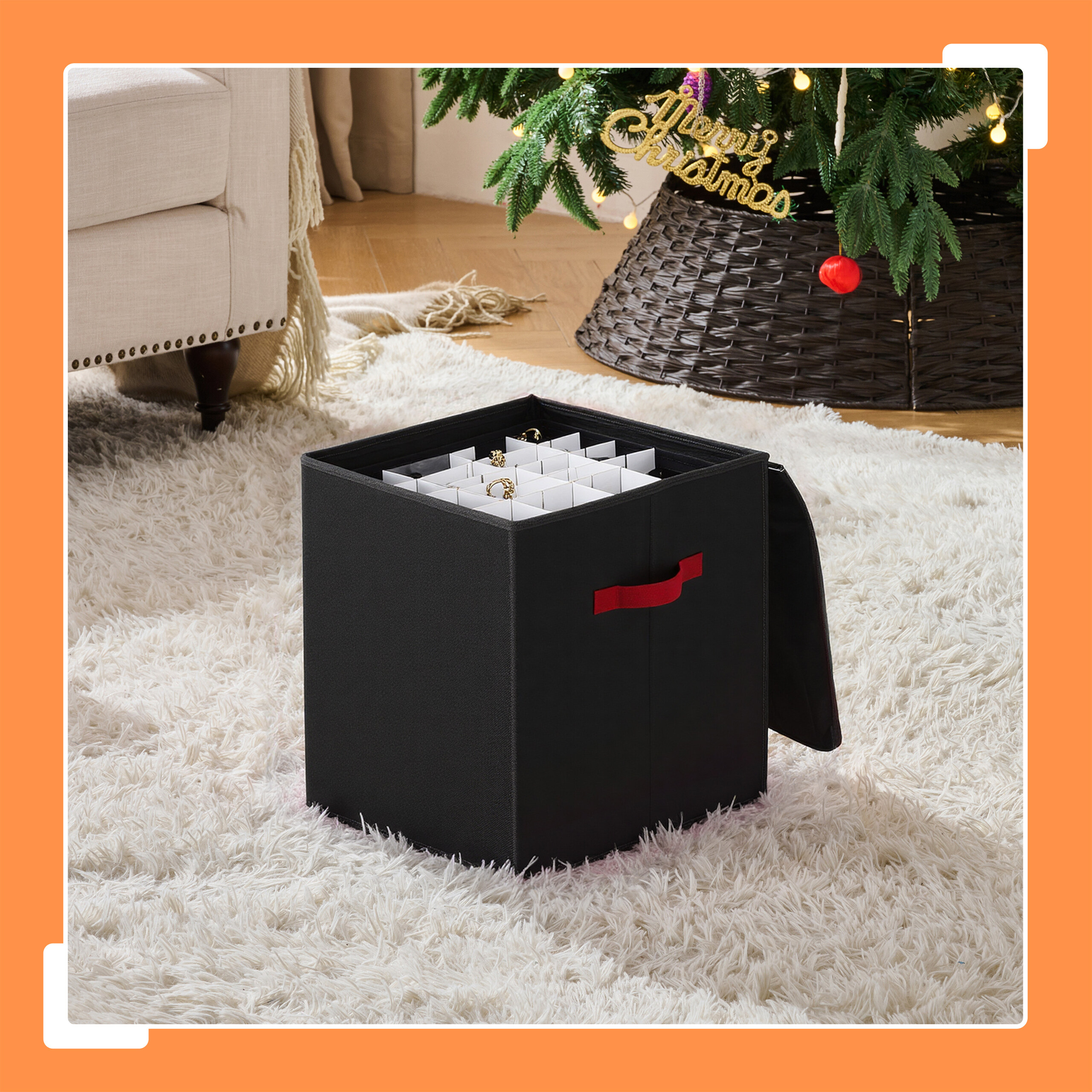Eine schwarze Stoff-Aufbewahrungsbox mit weißen Fächern steht auf einem hellen Teppich vor einem Weihnachtsbaum.