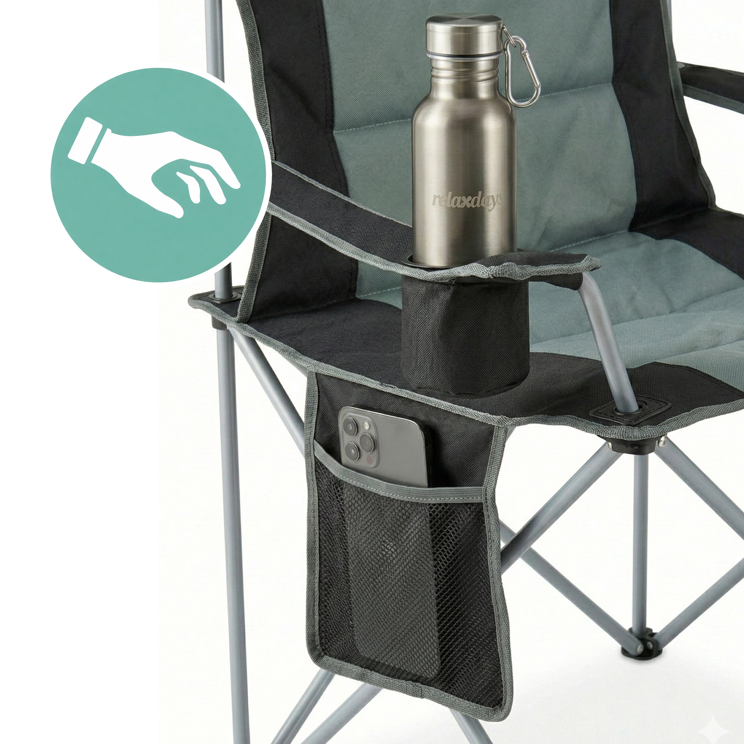 Klappstuhl in Grün-Schwarz mit Metallgestell. Ein Getränkehalter mit Flasche und eine Netztasche mit Smartphone.