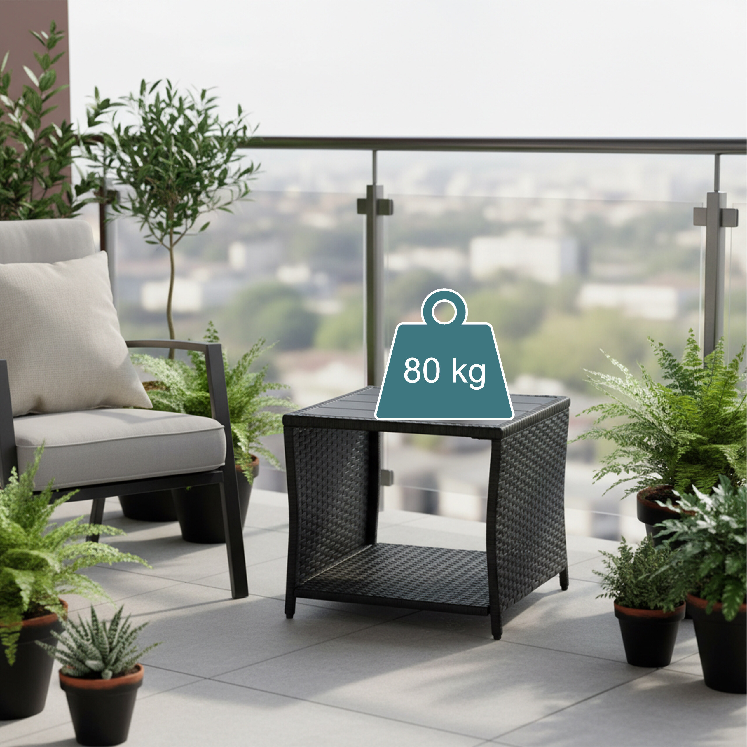 Schwarzer Rattan-Beistelltisch auf einem Balkon, darüber ein Icon mit 80 kg Kapazität.