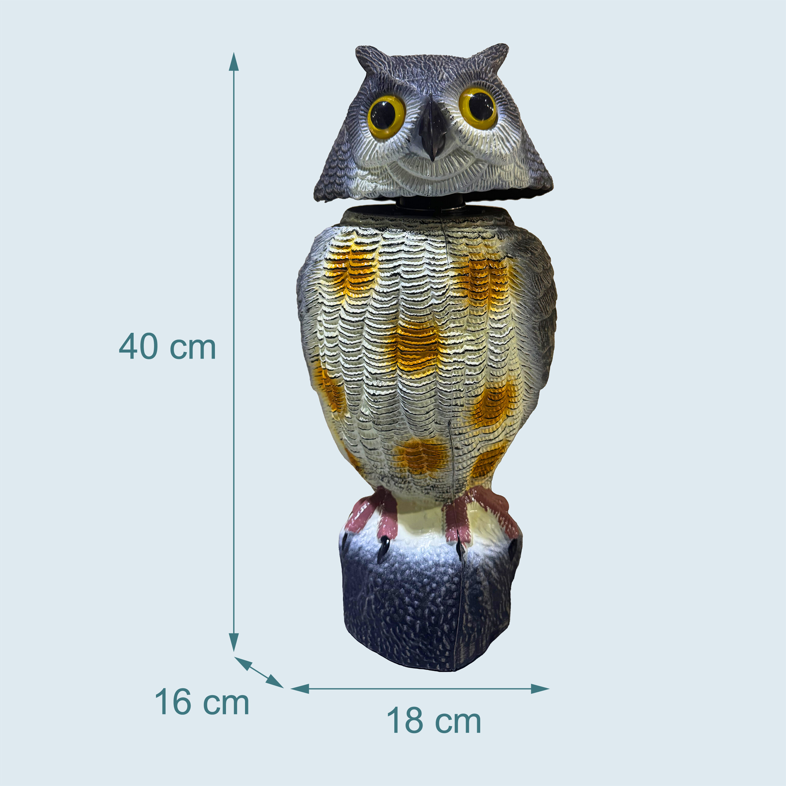 Eulen-Attrappe mit Maßen: 40 cm Höhe, 18 cm Breite und 16 cm Tiefe auf hellem Hintergrund.