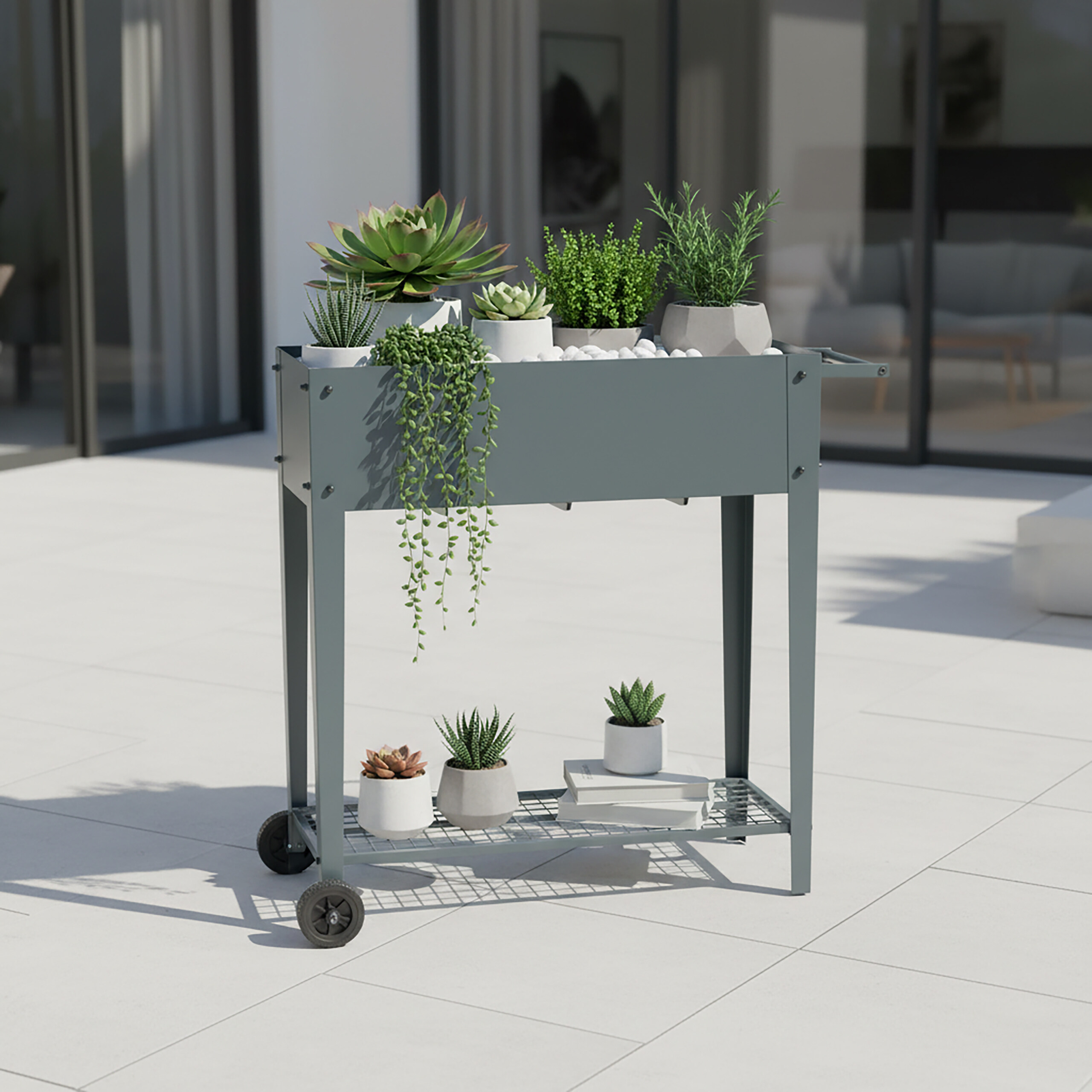 Ein grauer Pflanzenwagen aus Metall mit Rädern trägt verschiedene Topfsukkulenten und Kräuter, auf einer Terrasse.
