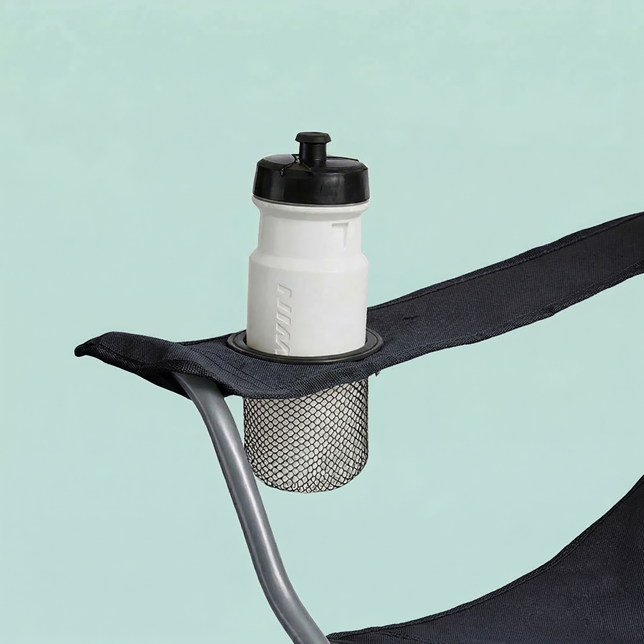 Eine weiße Trinkflasche mit schwarzem Deckel steckt im Netzdosenhalter einer schwarzen Armlehne.