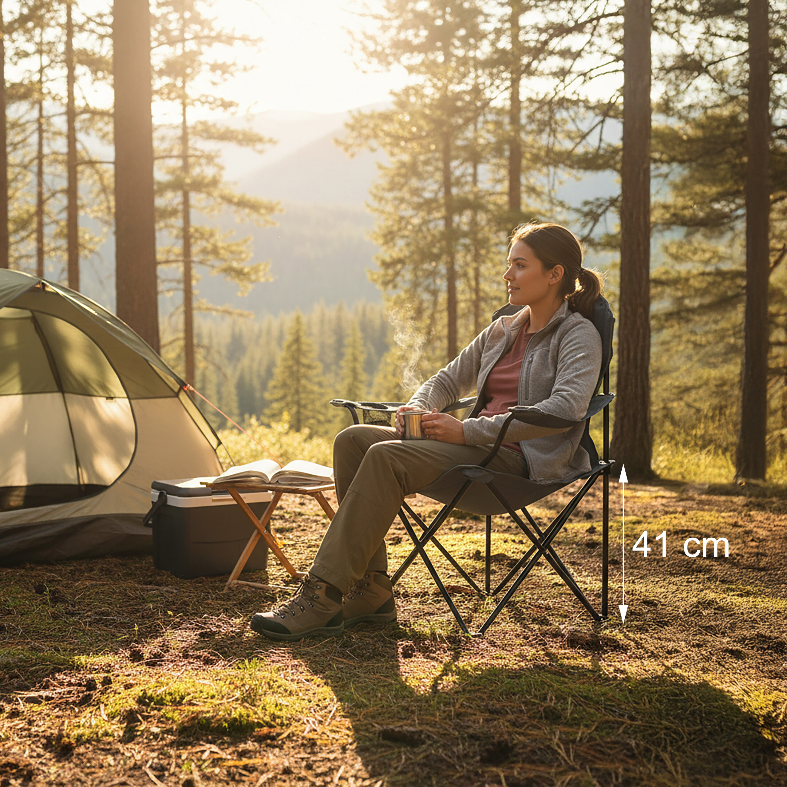 Eine Frau sitzt entspannt in einem Campingstuhl in einem sonnigen Wald neben einem Zelt und einer Kühltruhe.