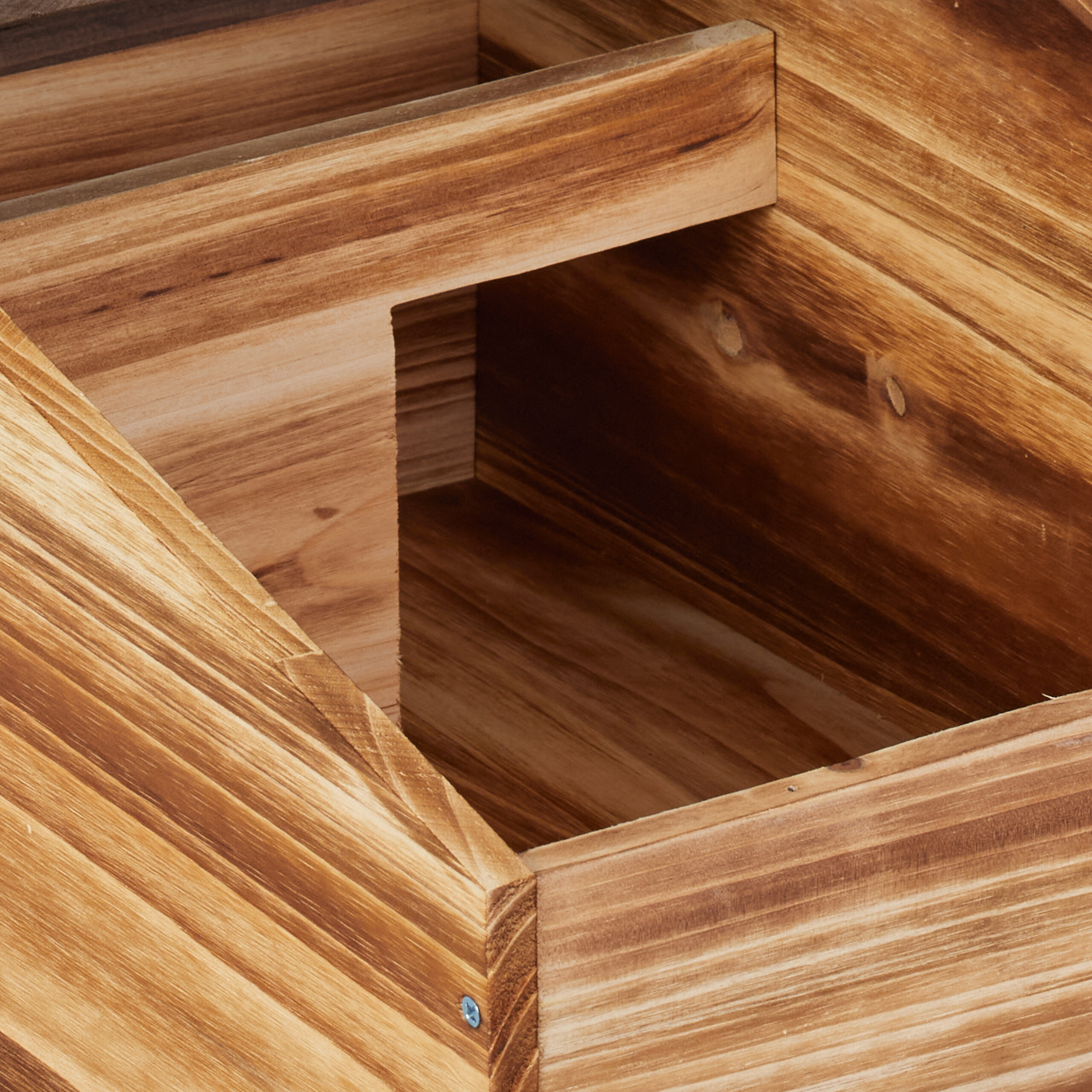 Inneres einer offenen Holzkiste mit sichtbarer Holzmaserung und Fächern.