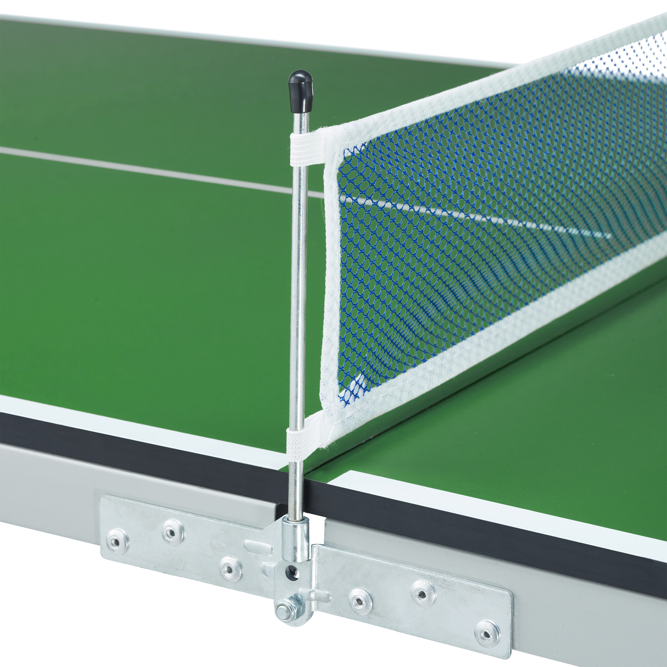 Nahaufnahme einer grünen Tischtennisplatte mit einem blau-weißen Netz an einer Metallklemme.