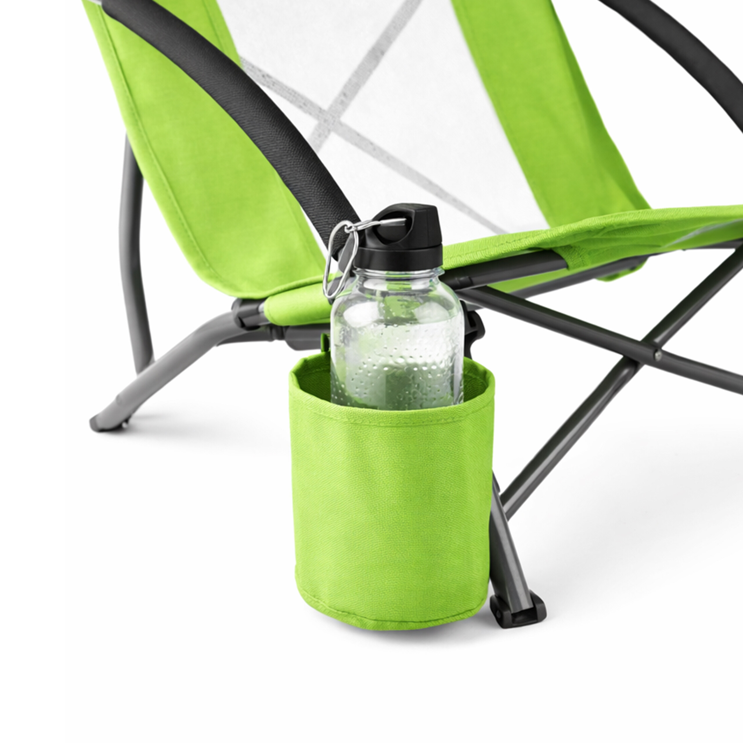 Ein grüner Campingstuhl mit passendem grüner Becherhalter und einer Trinkflasche mit schwarzem Deckel.