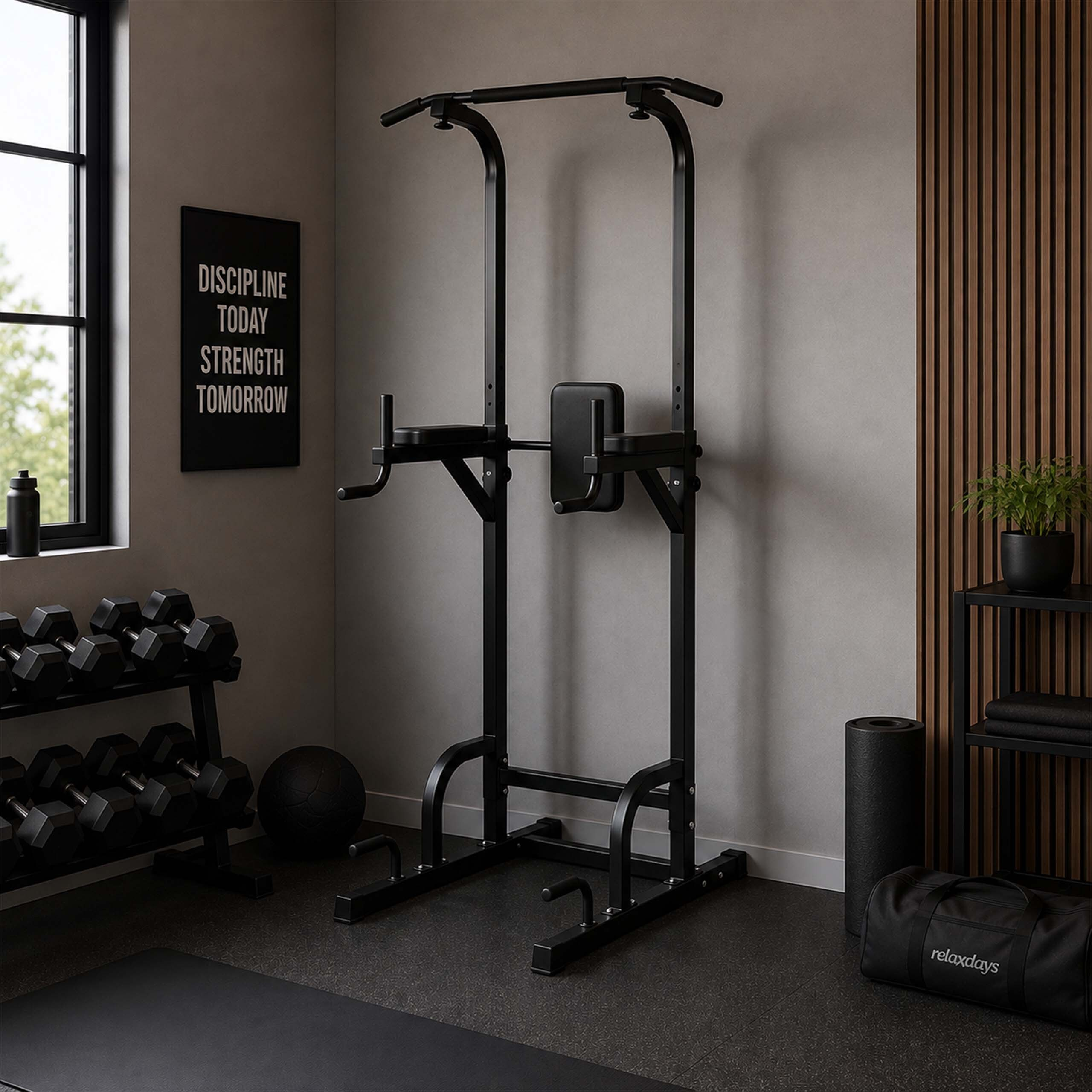 Schwarze Klimmzugstange in modernem Fitnessraum mit Hanteln und Wandbild.