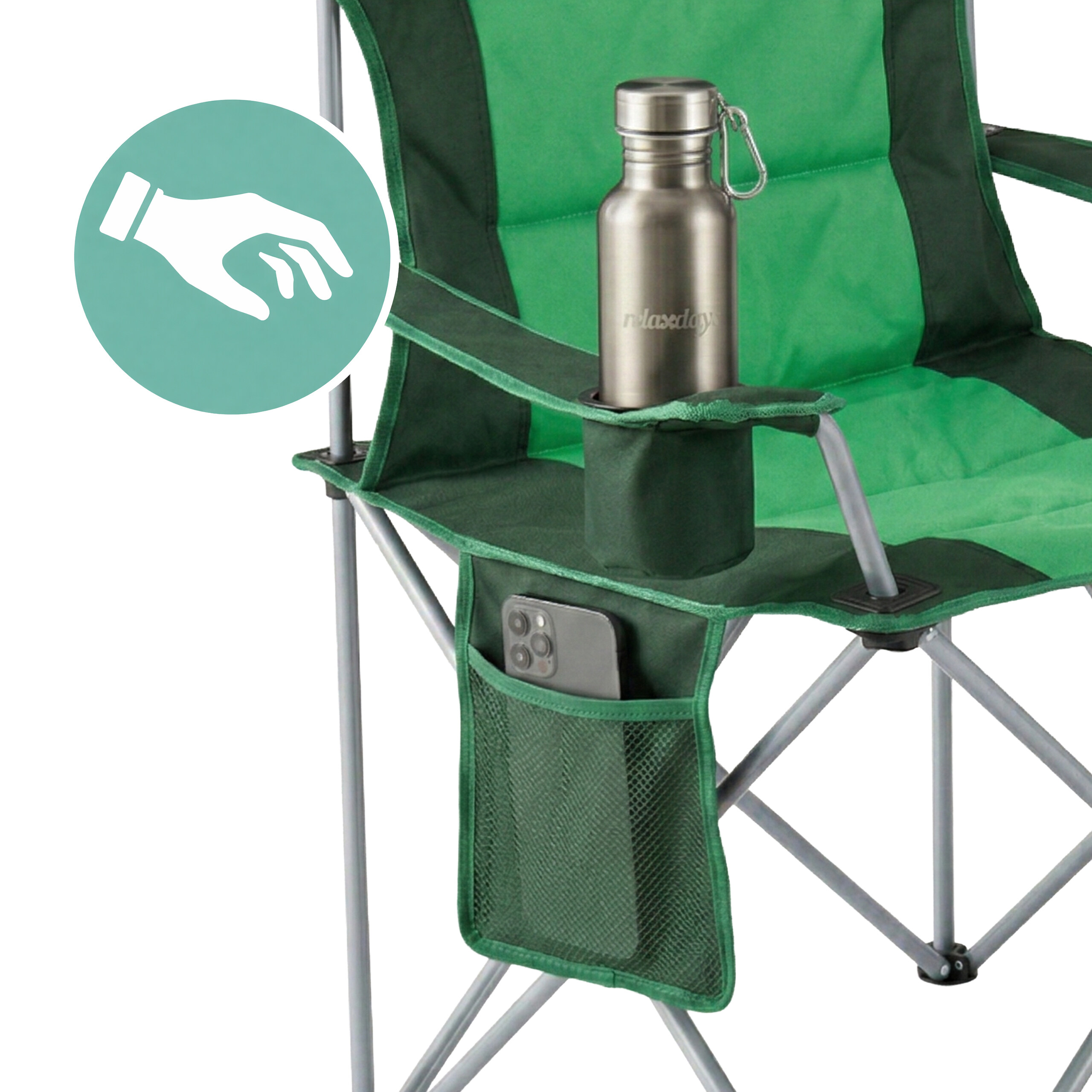 Grüner Klappstuhl mit Flaschenhalter und Handytasche. Eine Metallflasche steht im Halter, ein Smartphone in der Netztasche.
