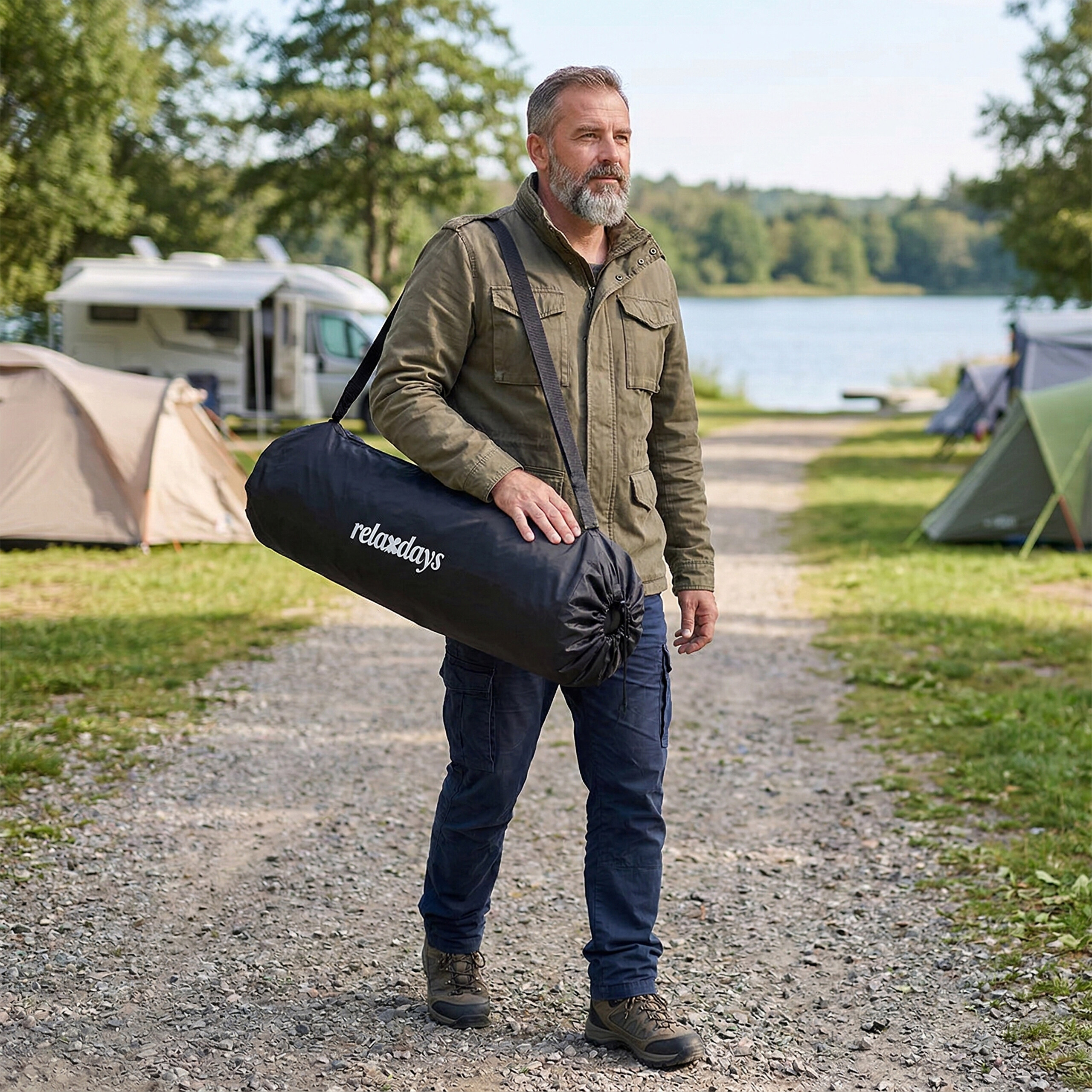 Mann mit grauem Bart trägt schwarze Relaxdays-Tasche im Campingplatz.