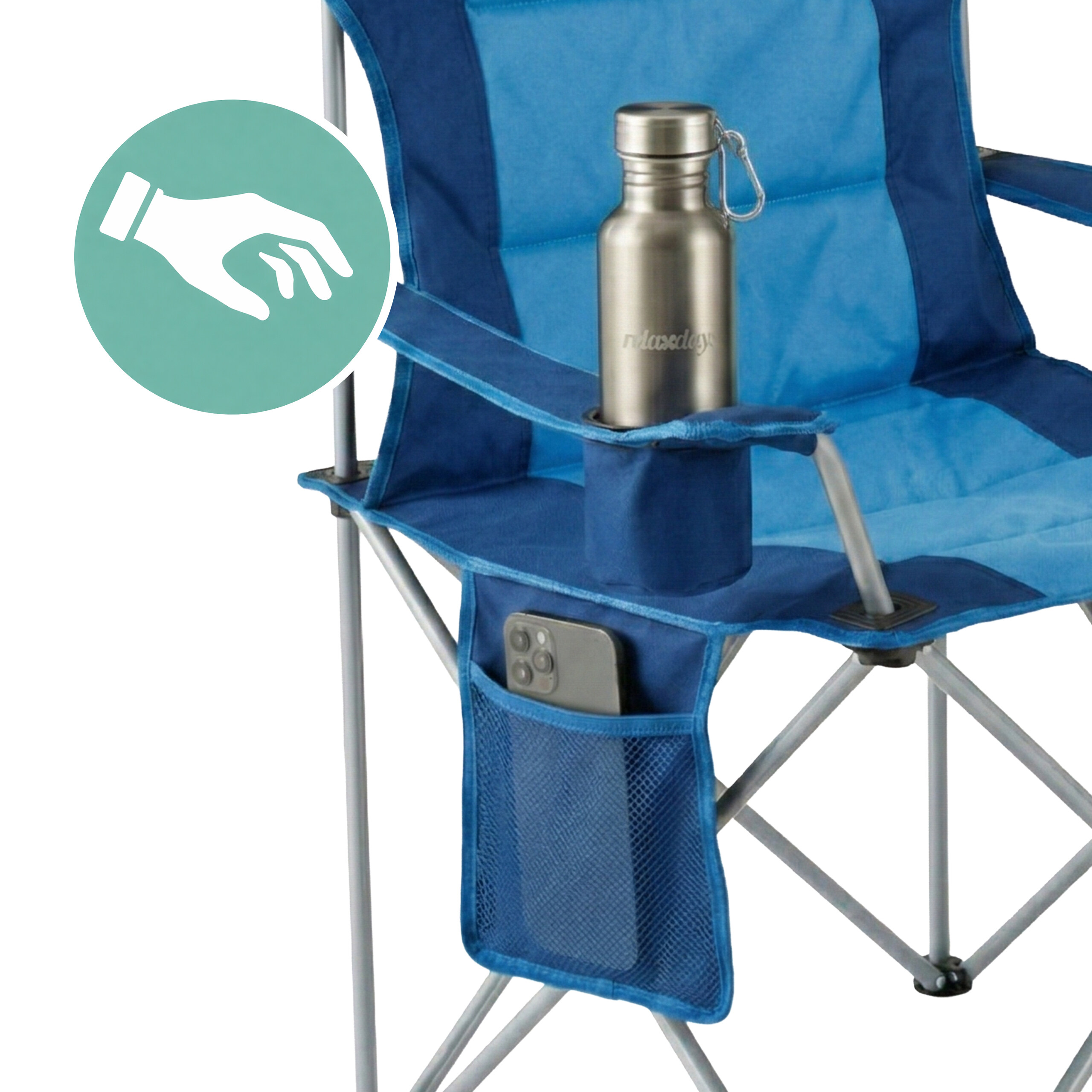 Ein blauer Campingstuhl mit Getränkehalter, einer Edelstahlflasche und einem Smartphone in der Netztasche.
