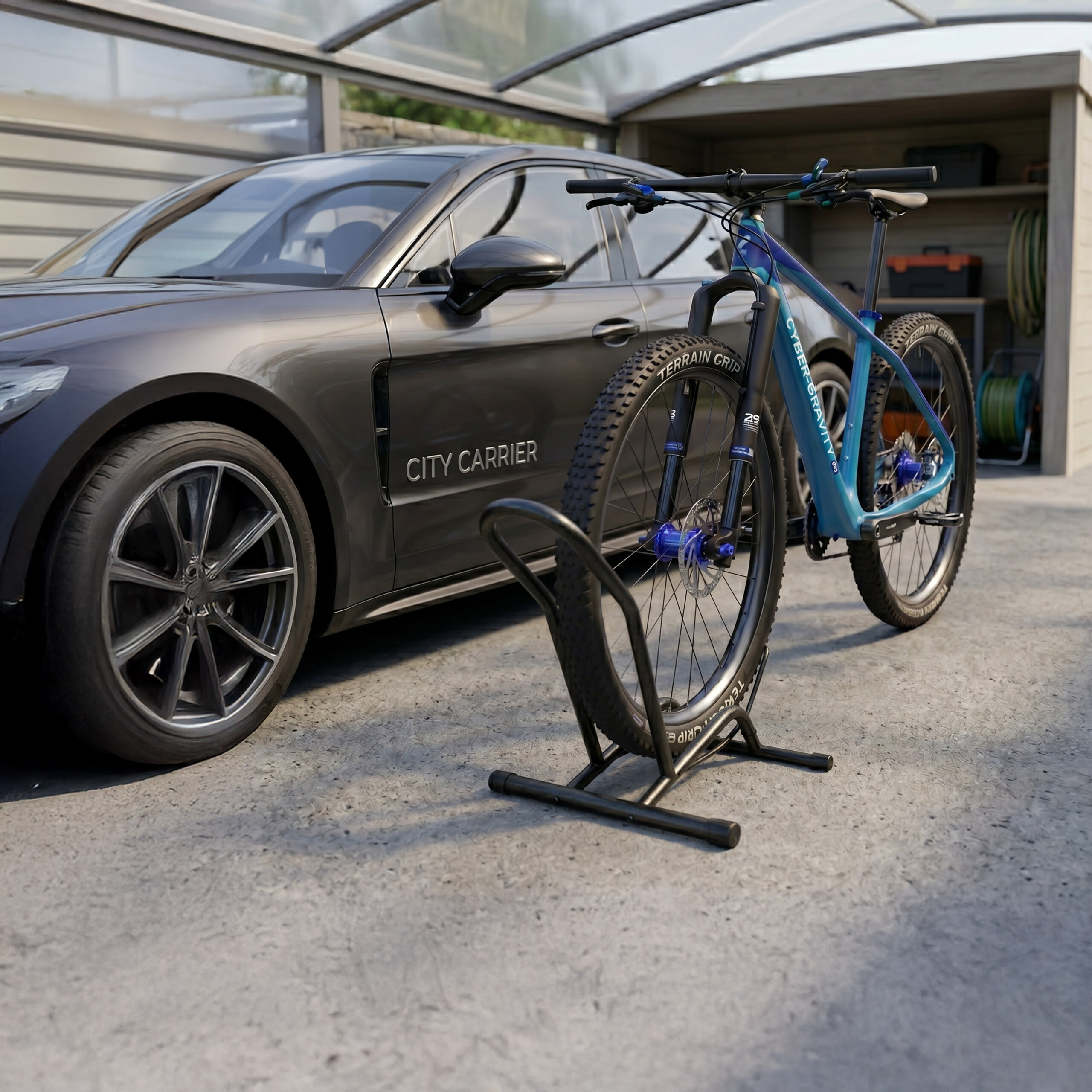 Ein blaues Mountainbike steht auf einem Ständer vor einem grauen Auto und einem Unterstand.