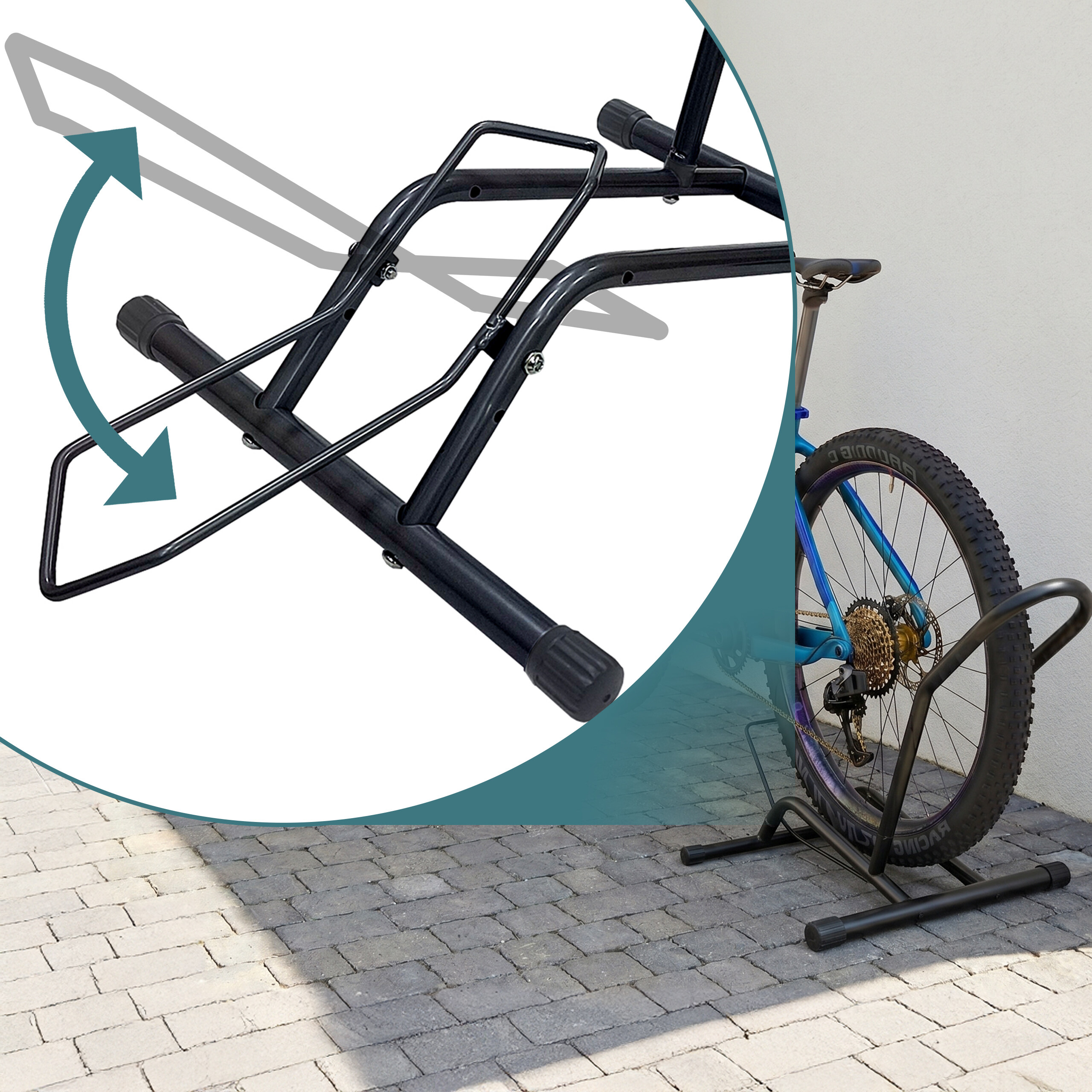 Ein blauer Fahrradständer aus Metall hält das Hinterrad eines Fahrrads auf Steinplatten fest.
