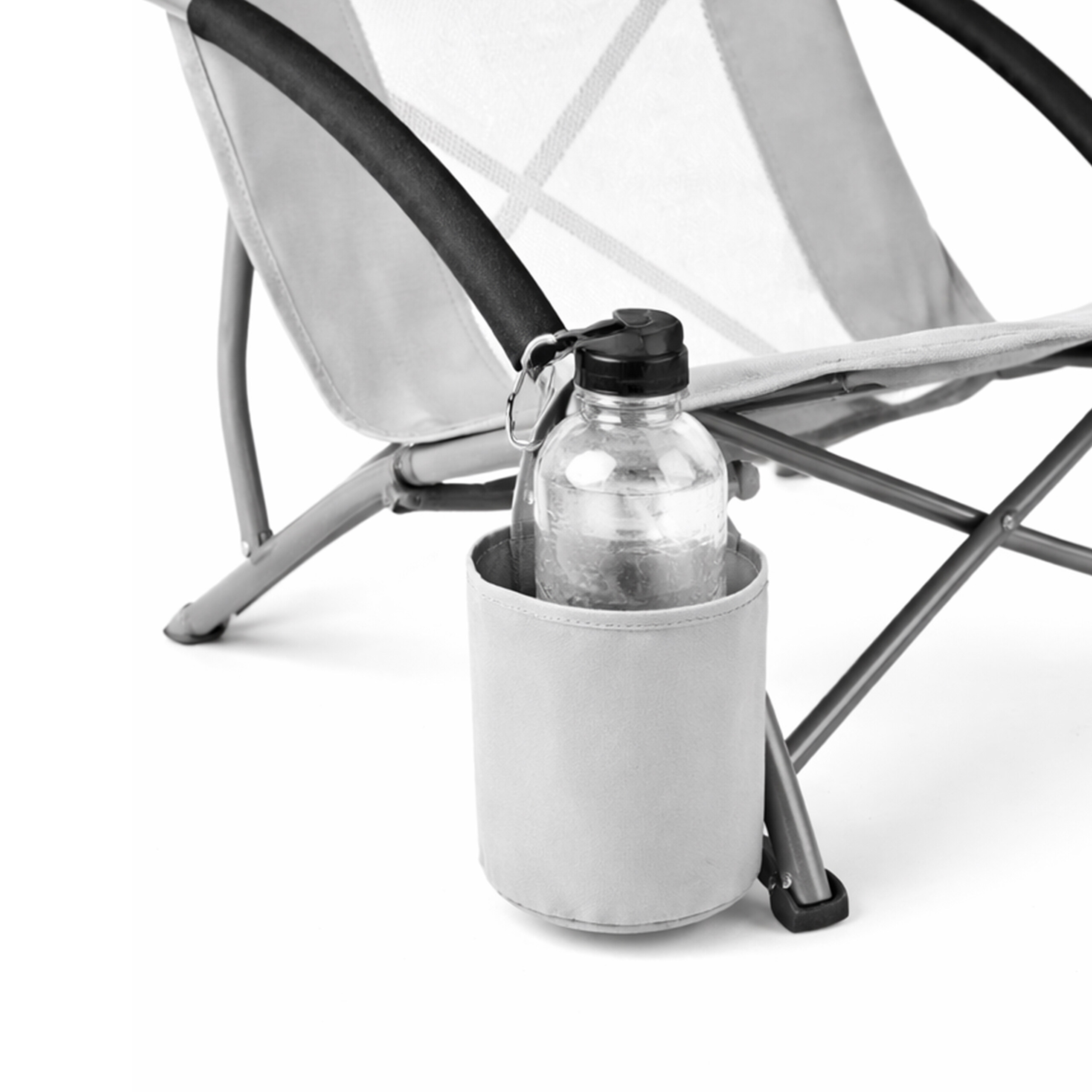 Eine Wasserflasche steckt in einer grauen Getränkehalterung an einem Campingstuhl mit weißem Hintergrund.