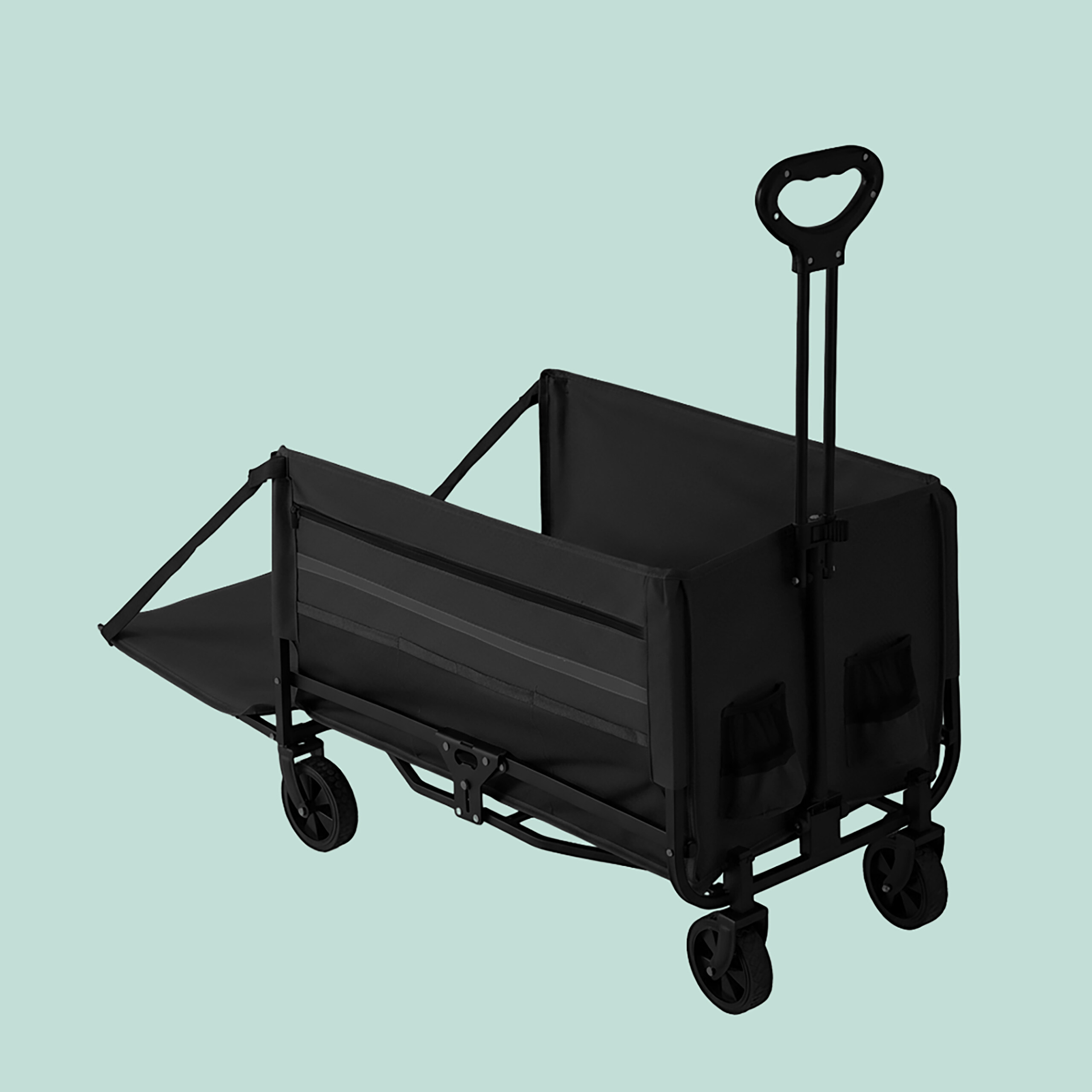 Ein schwarzer Klapp-Bollerwagen mit verlängerter Rückseite vor hellem Türkis.